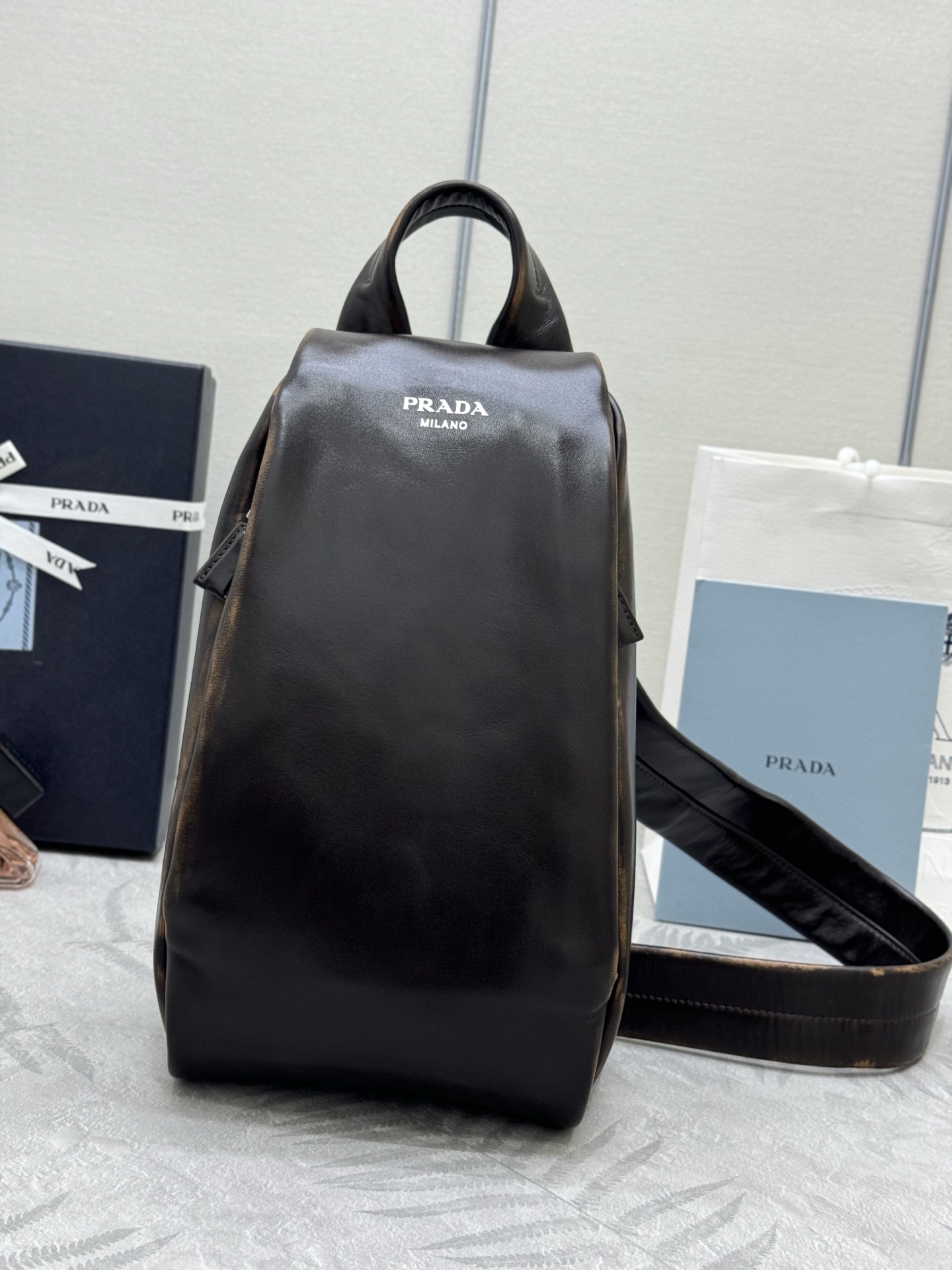 NO:390118,, New chest bag 2VZ114 antique leather This chest bag adheres to the craftsmanship design, uses soft leather to adopt a dessert effect, interpreting modernist geometric shape. Sheepskin is equipped with inside, letters and logos indicate identity, and the one-shoulder style takes into account the sports function and contemporary exquisite quality. The two sides are tied and closed, babies, hurry up and buy it. Size: 18x long, 32x bottom 11cm, Prada [top original list], prada, sheepskin19860909,新款胸包2VZ114仿旧皮 这款胸包秉承匠制工艺设计,以柔软皮採用仿旧效果,诠释现代主义几何造型.内配进羊皮,字母徽标昭示身份,单肩版型兼顾运动功能与当代精致品质.两边拉琏开合,宝宝们,赶紧入手吧 尺寸:长18x高32x底11cm,普拉达【顶级原单】,prada,sheepskin,Bag