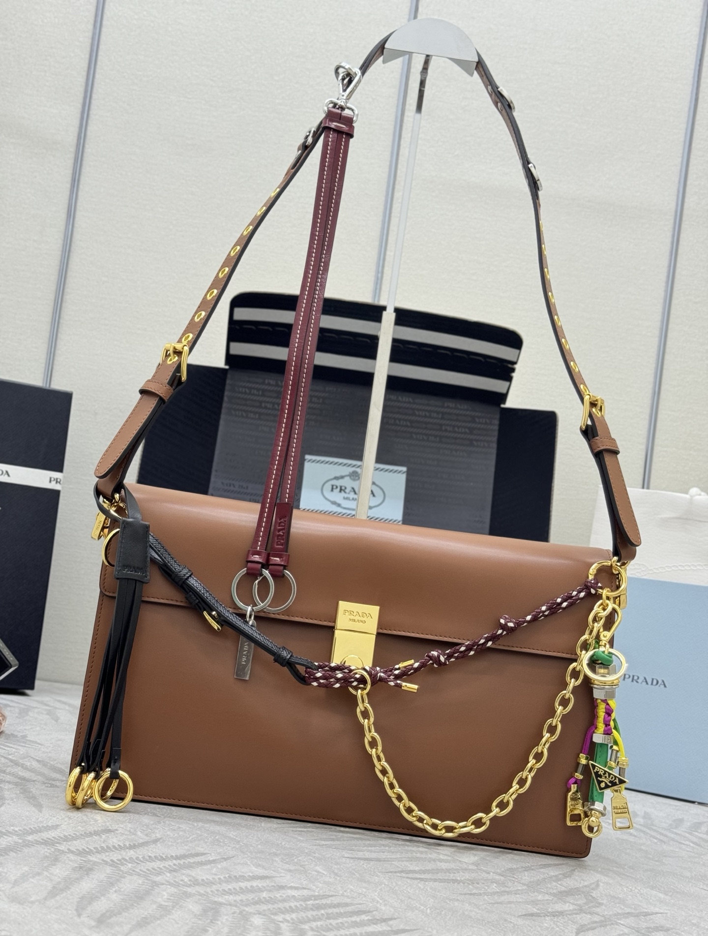 NO:384823,, New Caramel 1BD378 Large This new Soft Sound handbag is made of soft leather inside and outside, with plenty of space and unique and versatile. One-shoulder style, with two compartments, paired with gold metal hardware accessories. The favorite is the removable pendant as the finishing touch to show the diverse and fashionable style. The upper body effect is so stylish, it is another popular model for internet celebrities to grow grass. Babies, hurry up and buy it. Size: 35x long, 19.5x bottom 10.5cm, Prada [top original list], prada19860909,新色焦糖1BD378大号 这款全新Soft Sound手袋采用里/外柔软皮革制成,空间充裕,别致百搭.单肩款式,设有两个隔层,搭配金色金属五金配件.最最爱的是可拆卸吊坠作为点睛之笔彰显多元时髦风范.上身效果太有范,大爱,又是一款网红种草的爆款,宝宝们,赶紧入手吧 尺寸:长35x高19.5x底10.5cm,普拉达【顶级原单】,prada,Bag