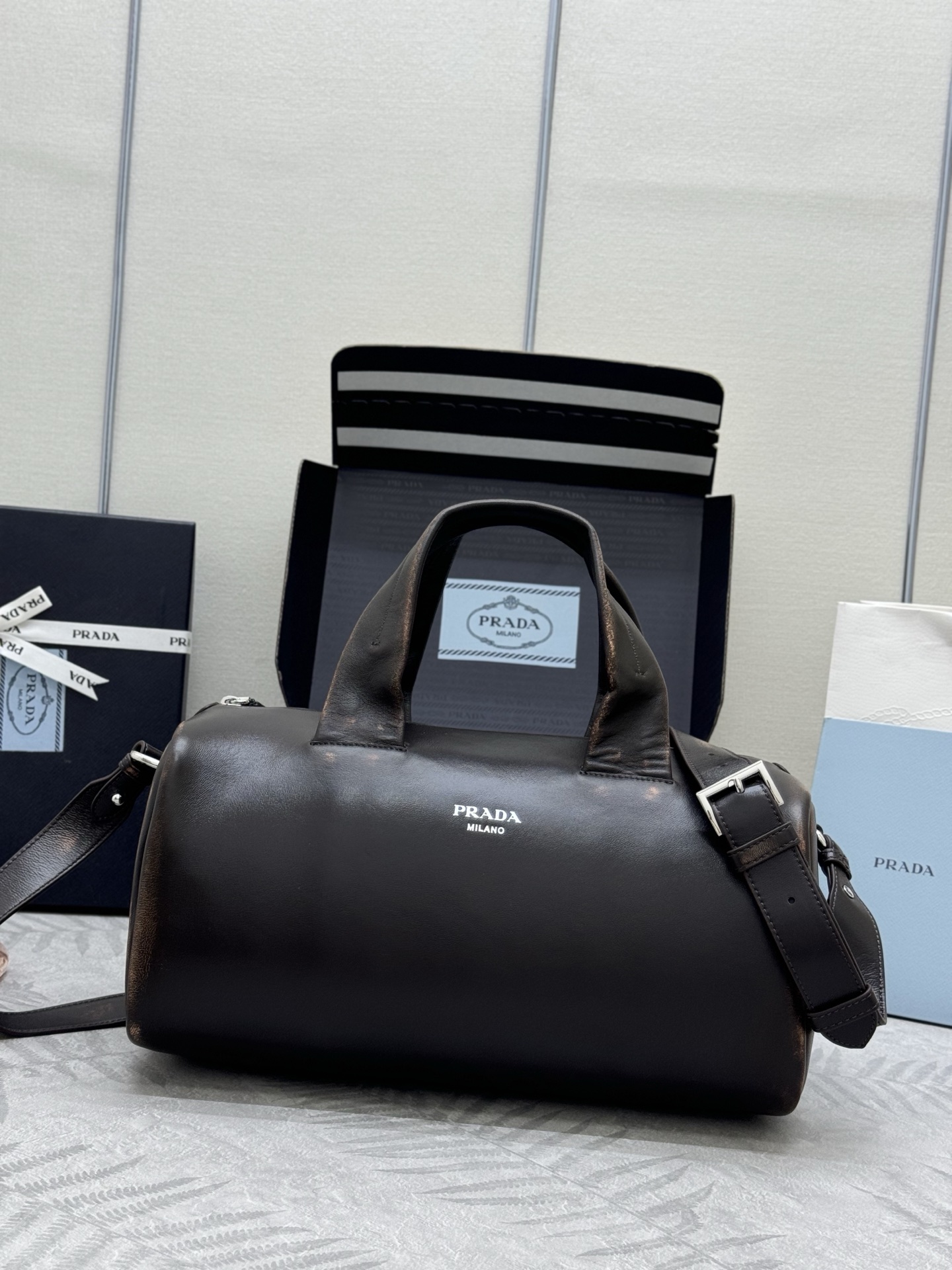 NO:390106,, 2025 spring and summer new bowling bag 2VC046 old sheepskin This Nappa leather industry duffle bag is inspired by retro design and details. The Napa soft leather adopts a depressing effect, making the accessories soft and unique, and is decorated with metal letter logo. It is equipped with a long removable shoulder strap, large capacity and space, and the upper body effect is light and practical. Babies, hurry up and buy it for both men and women. Long 35 high 17.5 bottom 17.5 cm, Prada [top original list], prada, sheepskin19860909,2025春夏新款保龄球包2VC046做旧羊皮這款Nappa皮革行业李袋,設計靈感取自復古設計及細節,納帕軟皮採用仿舊效果,使配飾呈現柔軟獨特外型,更綴以金屬字母標誌.配有一条可拆卸长肩带,容量空间大,上身效果轻便实用,宝宝们,赶紧入手吧男女共用款 长35高17.5底17.5cm,普拉达【顶级原单】,prada,sheepskin,Bag