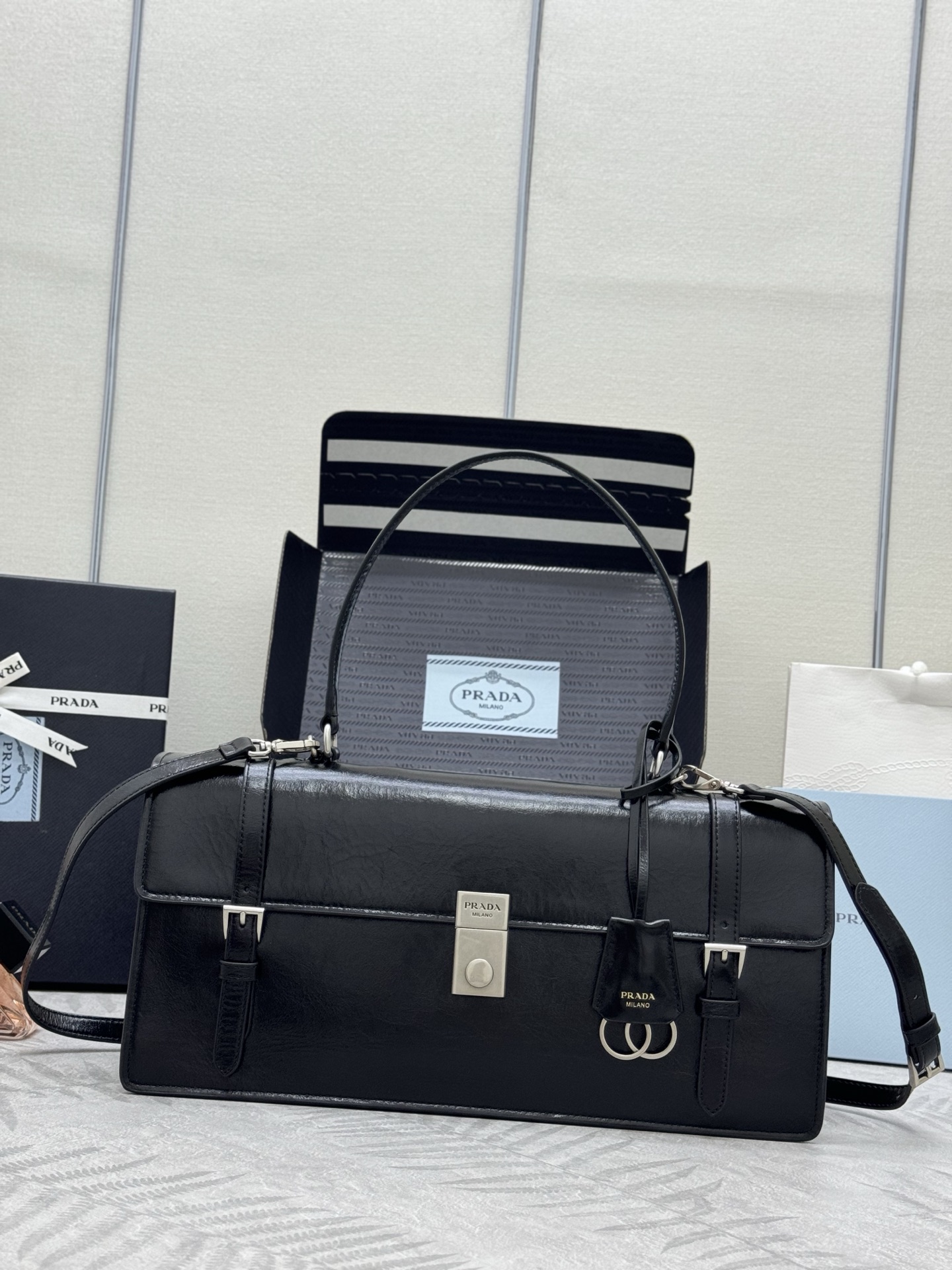 NO:384869,, 202525ss new pen bag 1BN024 large size This leather handbag is inspired by a crisp formal briefcase, with a delicate and shiny texture, reinterpreting the classic office style silhouette with a new attitude. It adopts exquisite and soft detail design, adding gentle and versatile charm to the classic shape of the bag. The classic vertical lock decorates the details, matched with a long hand handle, can be carried on the shoulder, which is more practical. It is another permanent outdated model, hurry up and buy it. Size: 38x long, 17.5x bottom 11cm, Prada [top original list], prada19860909,202525ss新款笔筒包1BN024大号 这款皮革手袋灵感源自挺括正式的公文包,质感细腻亮泽,以全新态度重释经典办公风格廓形.采用精致柔和细节设计,为包袋的经典造型更添温柔和百搭魅力.经典竖向锁扣装点细节,搭配长手提柄,可挎肩背携,更加实用.又是一款永久不过时爆款,赶紧入手吧 尺寸:长38x高17.5x底11cm,普拉达【顶级原单】,prada,Bag