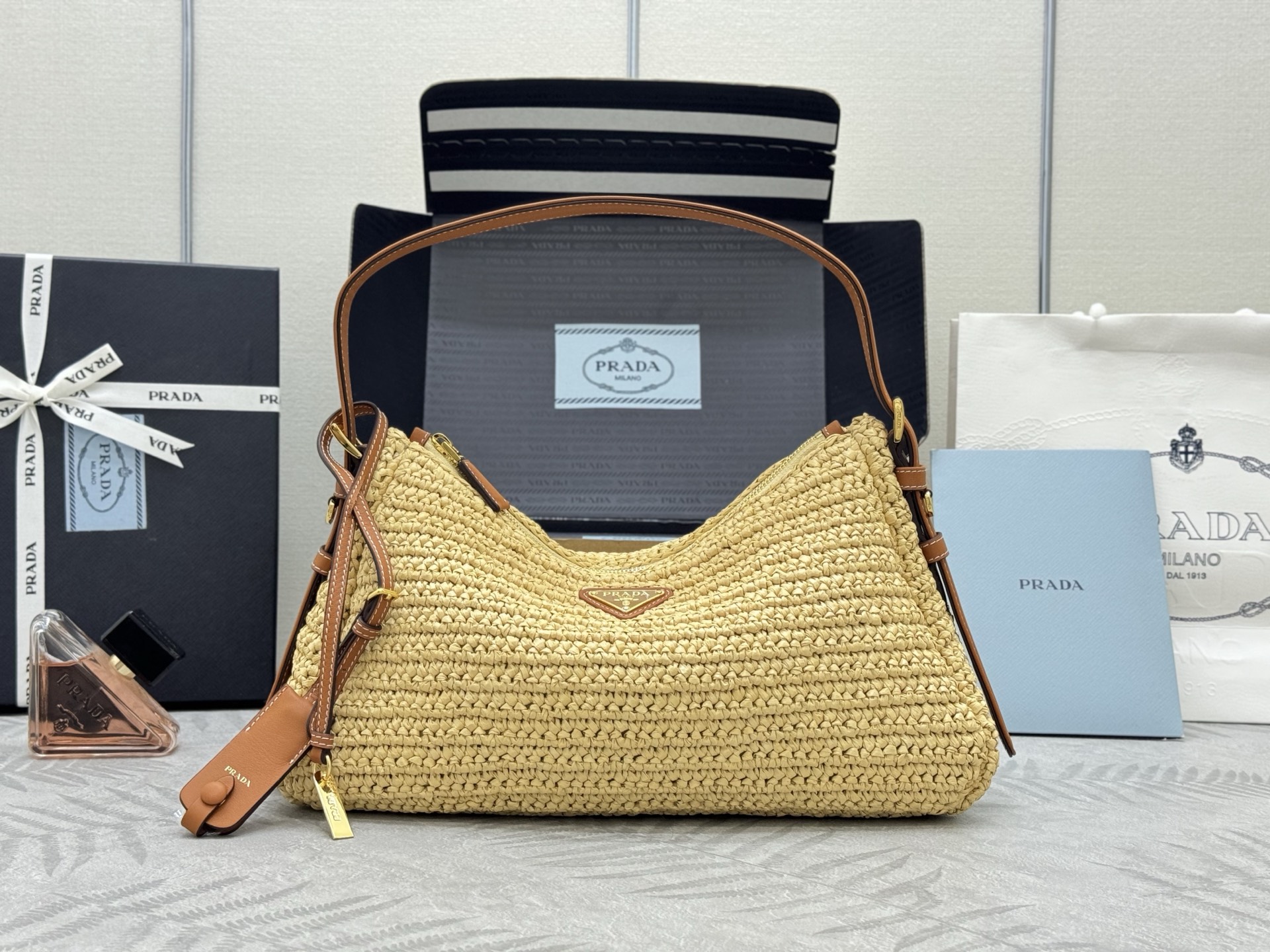 NO:384877,.The new straw woven underarm bag medium size 1BC247 This purely hand-woven underarm bag is awesome. The crochet and exquisite leather details are uniquely integrated, reinterpreting the soft silhouette of the Prada Aimée handbag. The texture and material achieve a harmonious balance, sublimating the ever-changing modern shape, and the classic metal triangle logo adds the finishing touch. The upper body effect is great, so you must buy it in summer. The size is 34x high 19.5x bottom 10cm!  ,Prada [Top Original List],prada,prada,espadrilles19860909.新款草编腋下包中号1BC247这款纯手工编织腋下包设计太棒了 钩编与精致皮革细节别出心裁地融为一体,重新诠释Prada Aimée手袋柔美廓形.纹理与材质达成和谐平衡,升华百变摩登造型,经典金属三角形徽标画龙点睛. 上身效果非常棒,夏天必备赶紧入手吧 尺寸长34x高19.5x底10cm！,普拉达【顶级原单】,prada,prada,espadrilles,Bag