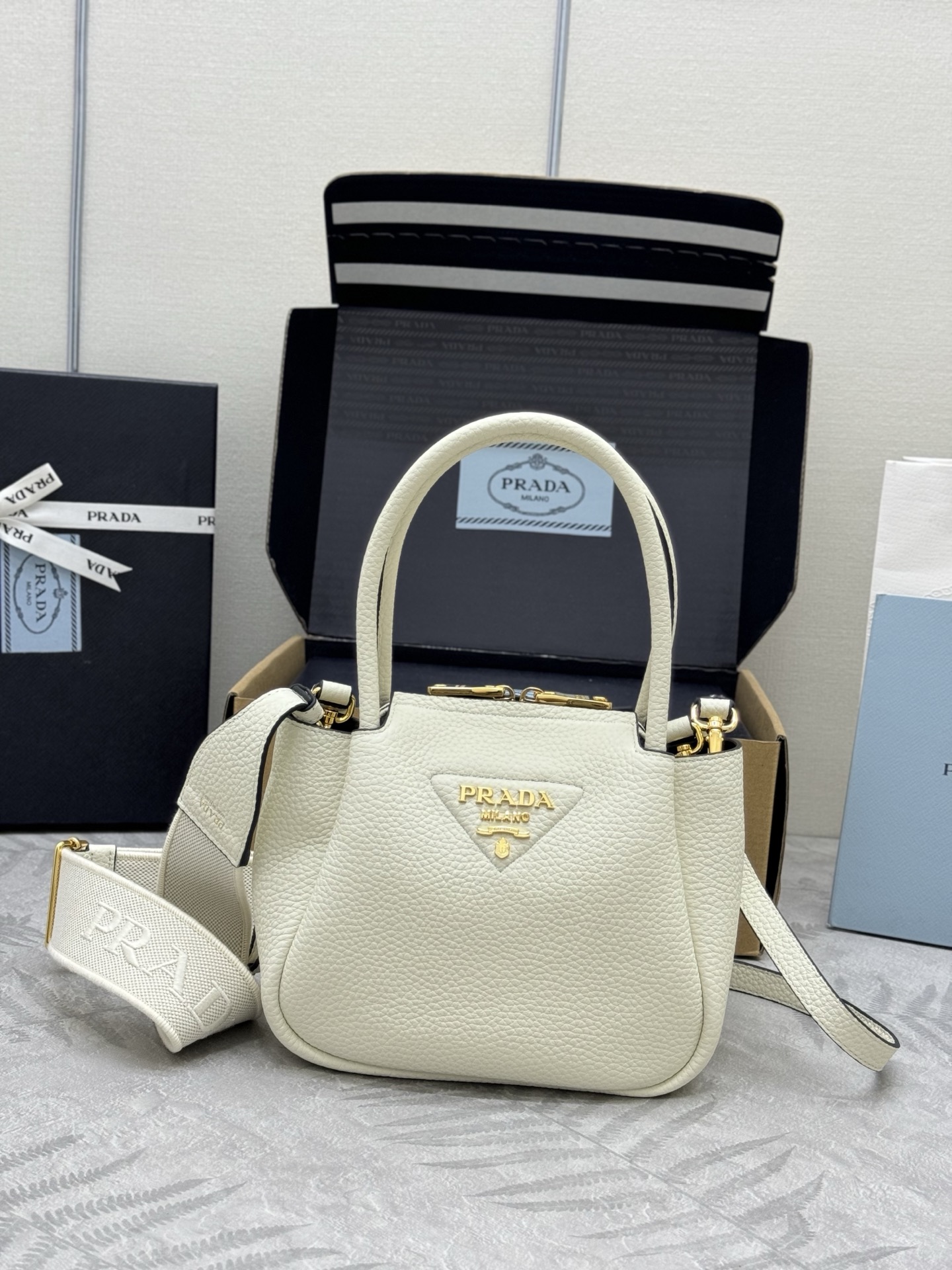 NO:384884,.New Gold Button Basket 1BA362 Mini This contemporary exquisite leather handbag presents a natural texture and creates a soft and round shape with reverse stitching design. It is small in size and can be carried with two long swappable shoulder straps. The shape is versatile and exquisite and elegant. The upper body effect is good and cute. Babies, hurry up and buy it. Size: 19.5x long and 18x bottom 9cm, Prada [top original list], prada19860909.新款金扣菜篮子1BA362迷你号 这款当代精致皮革手袋呈现天然纹理,以反向缝线设计打造柔软圆润的造型.体量小巧,既可手提,配有2条可交换长肩带,造型百变,精致优雅.上身效果又好看又可爱,宝宝们,赶紧入手吧 尺寸:长19.5x高18x底9cm,普拉达【顶级原单】,prada,Bag