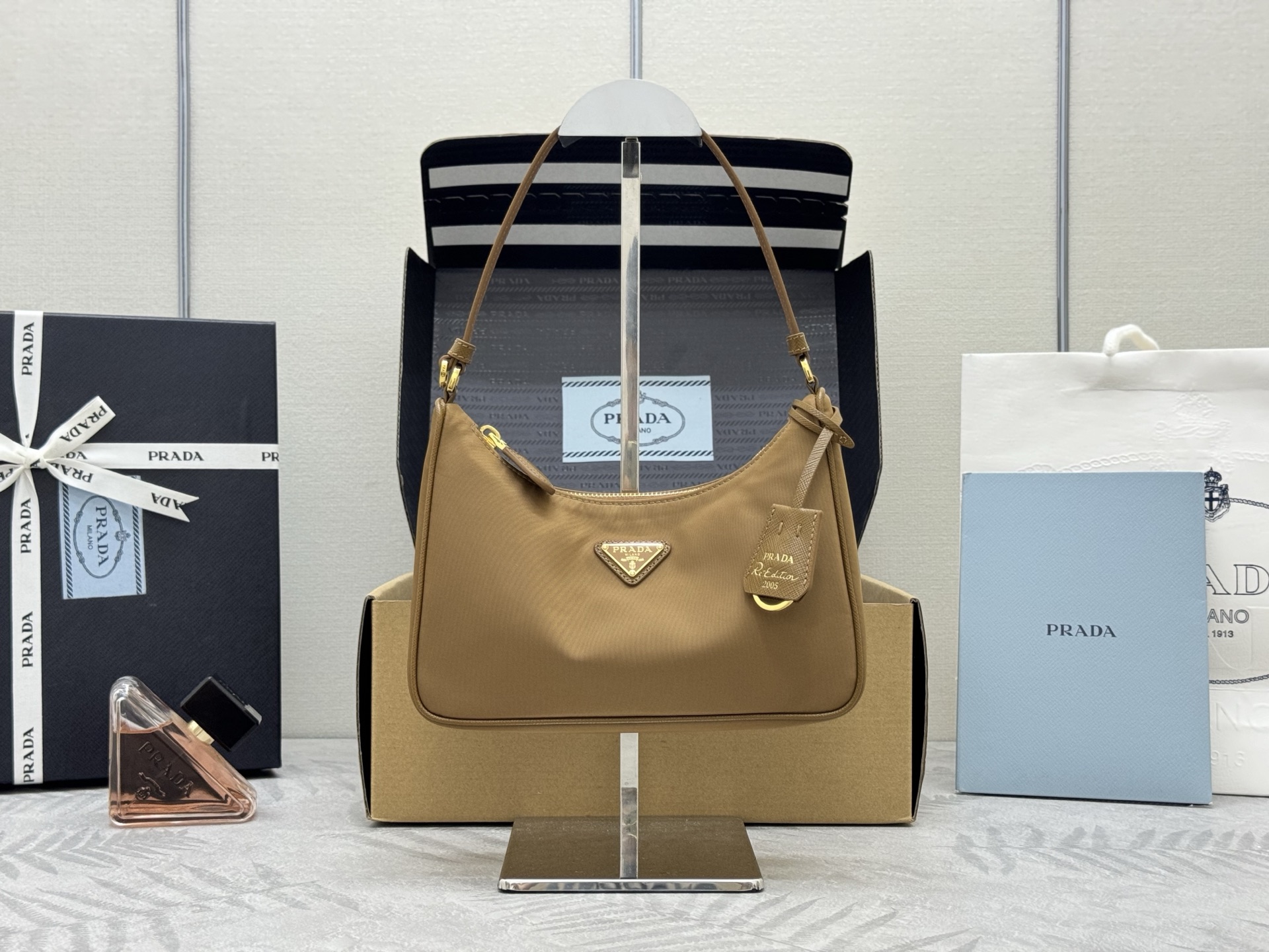 NO:386899,.Upgraded version of Hobo1N204M gold hardware This Re-Edition 2005 handbag combines versatile design and classic details. It is made of recycled nylon material and is paired with elegant gold-plated hardware accessories. The inner bag has zipper closure and leather handles, which can be carried by hand and shoulders. It is super invincible and easy to use. It is also a permanently outdated hot model. Long 22x high 18x bottom 6.5cm, Prada [top original list], prada, gold plating19860909.升级版Hobo1N204M金色五金 这款Re-Edition 2005手袋融合百搭设计和经典细节.采用再生尼龙材质打造,搭配优雅的镀金色五金配件.内袋有拉链开合和皮革提手,又可手拎又可肩背,超级无敌好用,又是一款永久不过时爆款 长22x高18x底6.5cm,普拉达【顶级原单】,prada,gold plating,Bag