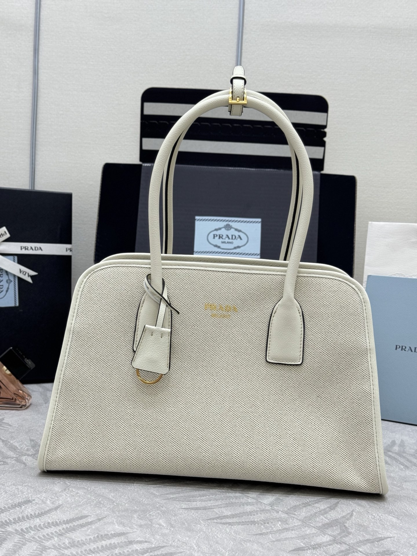 NO:390156,, New linen tote bag 1BG572 This bag combines the versatile style and light texture of cowhide and linen blend fabric, and shapes the Oversize silhouette, cleverly interprets duality. It has practical functions, exquisite design, and exquisite details show the excellent craftsmanship of P home. It has a large capacity space and is very atmospheric and fashionable on the upper body. Babies, hurry up and buy it. Size: 35x long, 22.5x bottom 18cm, Prada [top original list], prada, versace, totes, cowhide19860909,新款亚麻布托特包1BG572 这款包袋结合牛皮与亚麻混纺面料的百搭风尚与轻盈质感,塑就Oversize廓形,巧妙演绎二元性.功能实用,设计精致,精湛细节彰显P家的卓越工艺.容量空间大,上身放非常大气时尚,宝宝们,赶紧入手吧 尺寸:长35x高22.5x底18cm,普拉达【顶级原单】,prada,versace,totes,cowhide,Bag