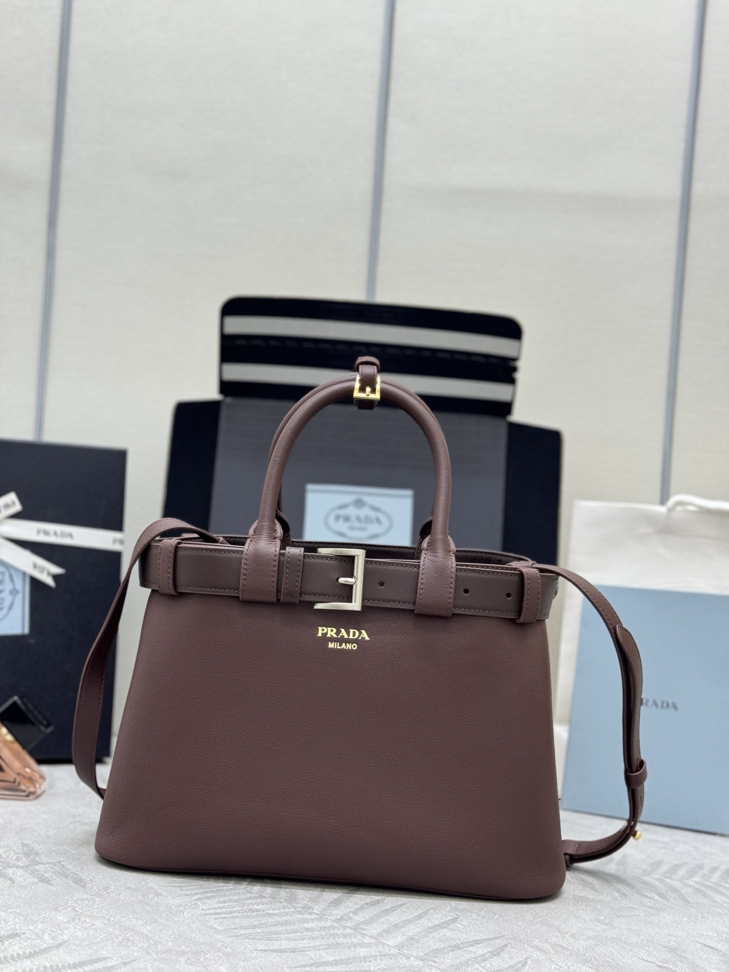 NO:385565,.Prada new brown date color (small 32CM) 1BA434, belt tie, new Double Bag small shopping bag, imported cowhide, all lambskin inside, elegant and simple bag design, front printed letter logo logo logo, shoulder strap adjustable length, three built-in compartments, middle inner bag, large leather belt unique design shows vitality, perfect details, goddess must have, super 5 size 32X23X11CM!  ,Prada [Top Original List],prada,prada,cowhide,sheepskin19860909.Prada新色棕枣色（小号32CM）1BA434,腰带款束带,全新Double Bag小号购物袋,进口牛皮,内里配全羊皮优雅简洁的包身设计正面印花字母logo标识手提、肩带可调节长短,内置三个隔层,中间内袋,大皮革腰带的独特设计尽显活力完美细节女神必备,超级棒5尺寸32Ｘ23Ｘ11CM！,普拉达【顶级原单】,prada,prada,cowhide,sheepskin,Bag