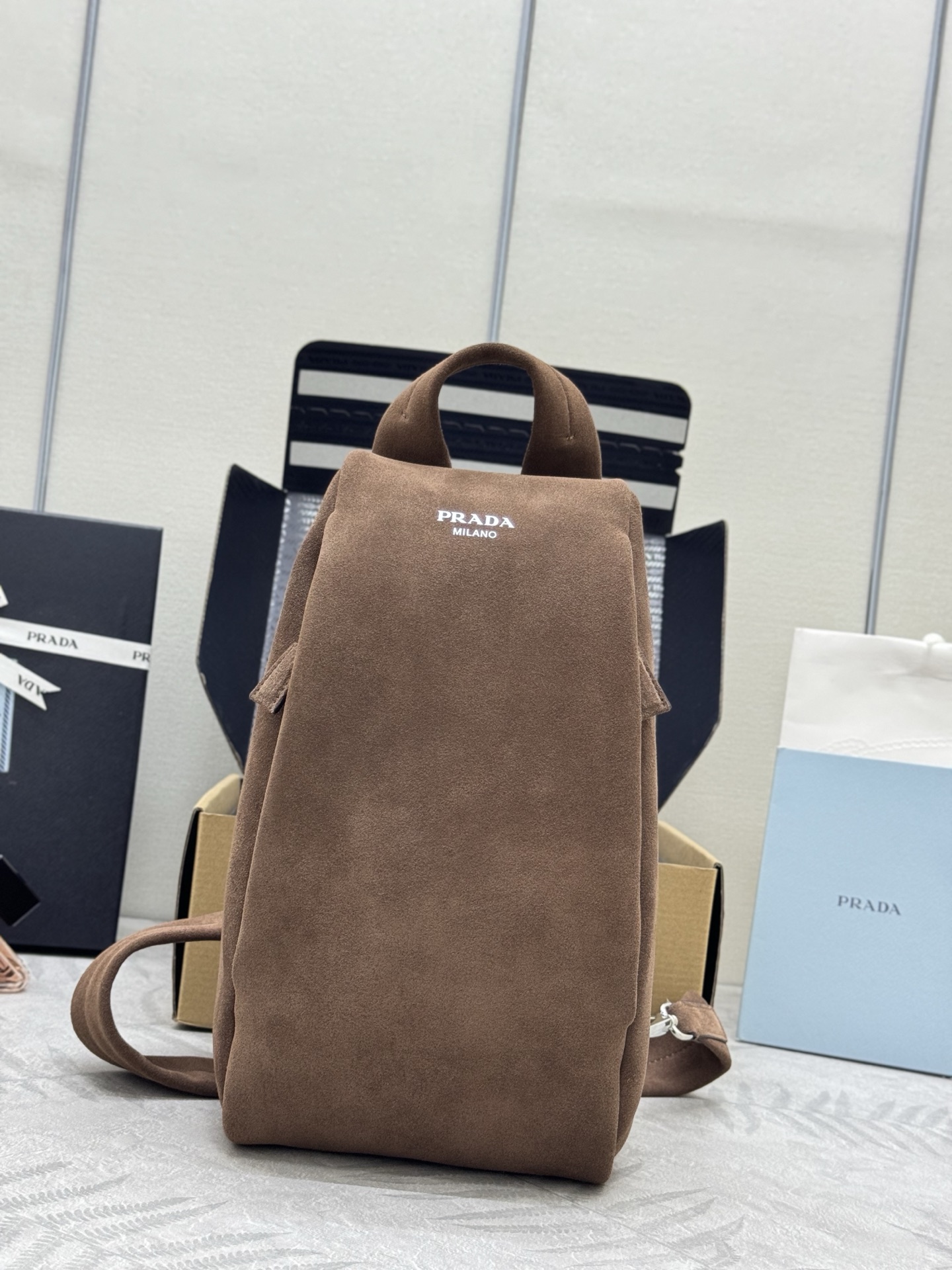 NO:385572,, New breast bag matte leather 2VZ114 suede This breast bag adheres to the craftsmanship design, and interprets modernist geometric shapes with soft suede leather. Sheepskin is equipped with inside, letters and logos indicate identity, and the one-shoulder style takes into account the sports function and contemporary exquisite quality. The two sides are tied and closed, babies, hurry up and buy it. Long 18x high 32x bottom 11cm, Prada [top original list], prada, sheepskin, chamois leather19860909,新款胸包磨砂皮2VZ114麂皮 这款胸包秉承匠制工艺设计,以柔软的绒面皮革诠释现代主义几何造型.内配进羊皮,字母徽标昭示身份,单肩版型兼顾运动功能与当代精致品质.两边拉琏开合,宝宝们,赶紧入手吧 长18x高32x底11cm,,普拉达【顶级原单】,prada,sheepskin,chamois leather,Bag