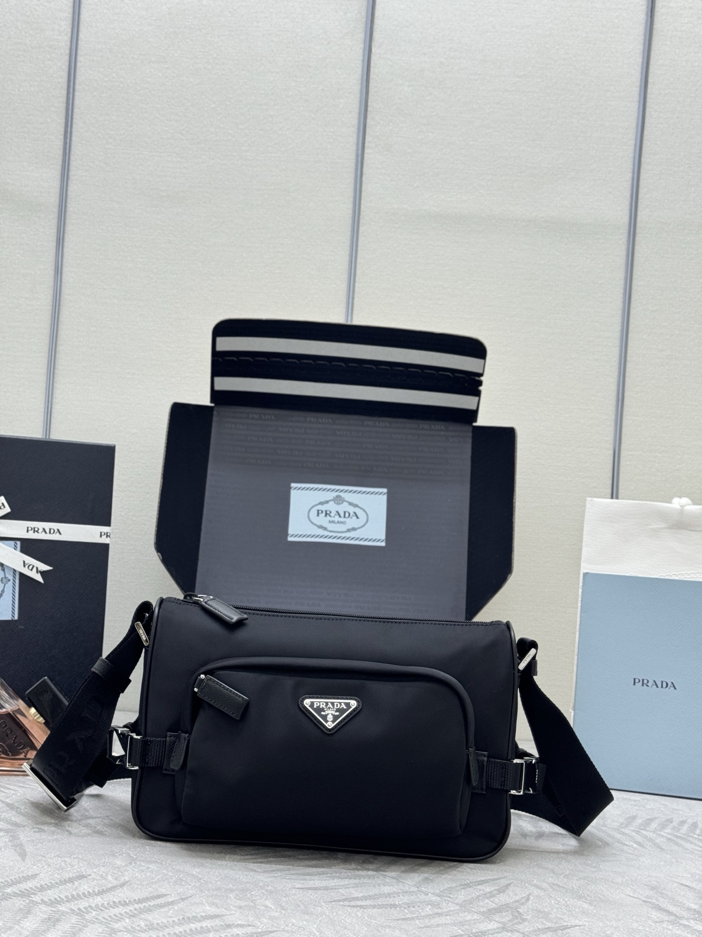 Prada Re-Nylon Postbode Tas 2VH192 - Stijlvol en Functioneel