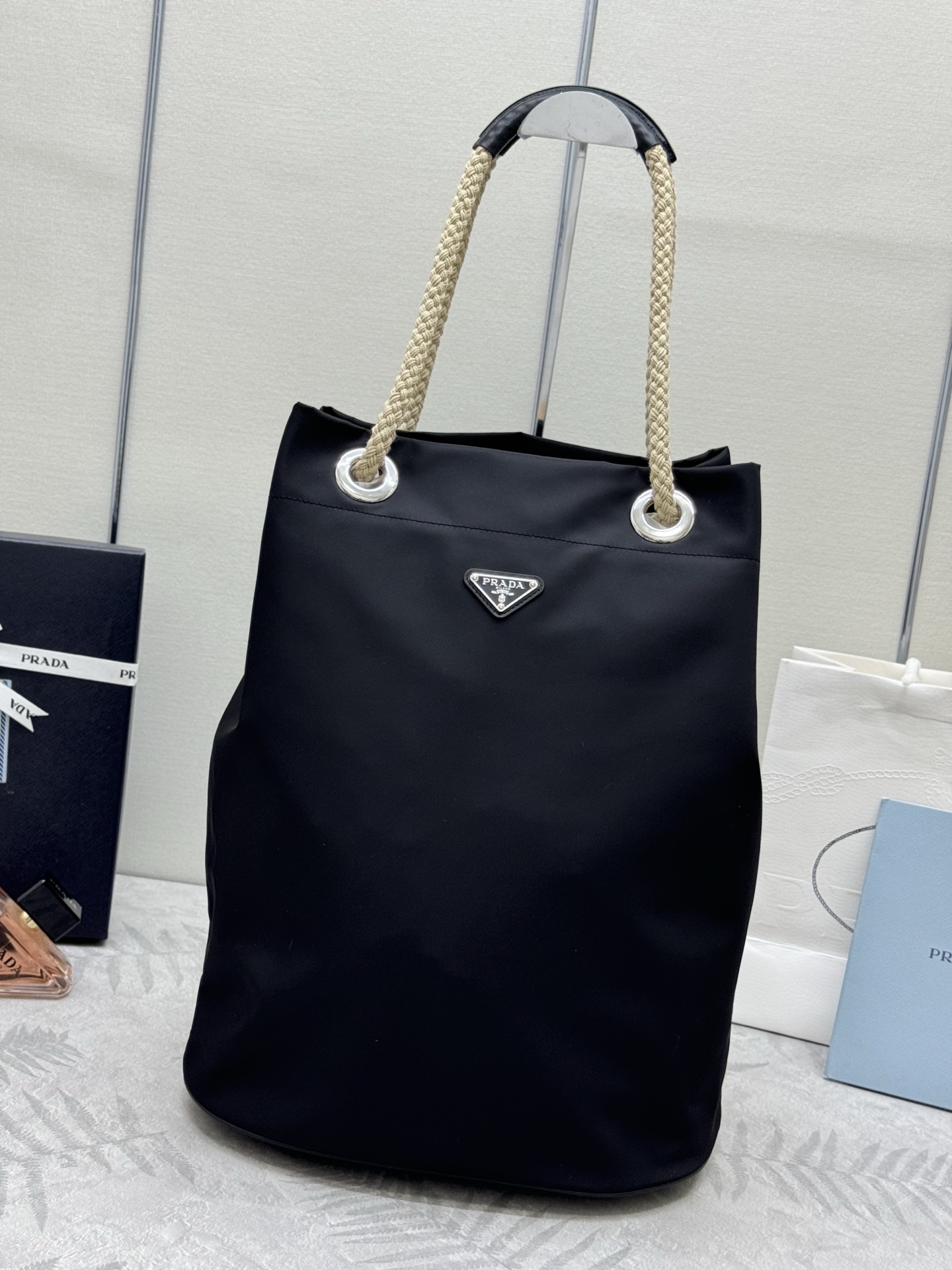 NO:385615,, New men's bucket bag large 2VG133 catwalk model This Re-Nylon handbag is designed with nylon fabric and calfskin. The unique combination is charming. The sliding rope hand-held highlights the flexibility and versatility of this handbag, which is convenient for carrying or shoulders/slanting span, top-level hardware. Large capacity space, very casual and fashionable, and it is another permanent outdated hot model. Babies, hurry up and buy it. Size: 34x long and 44x bottom 24cm, Prada [top original list], prada, cowhide19860909,新款男款水桶包大号2VG133走秀款 这款Re-Nylon 手袋的設計采用尼龙面料和小牛皮.獨特的組合添上迷人點綴.滑動式繩索手挽凸顯這款手袋的靈活百搭,方便手提或肩背/斜跨,顶级五金.容量空间大,非常休闲时尚,又是一款永久不过时爆款,宝宝们,赶紧入手吧 尺寸:长34x高44x底24cm,普拉达【顶级原单】,prada,cowhide,Bag