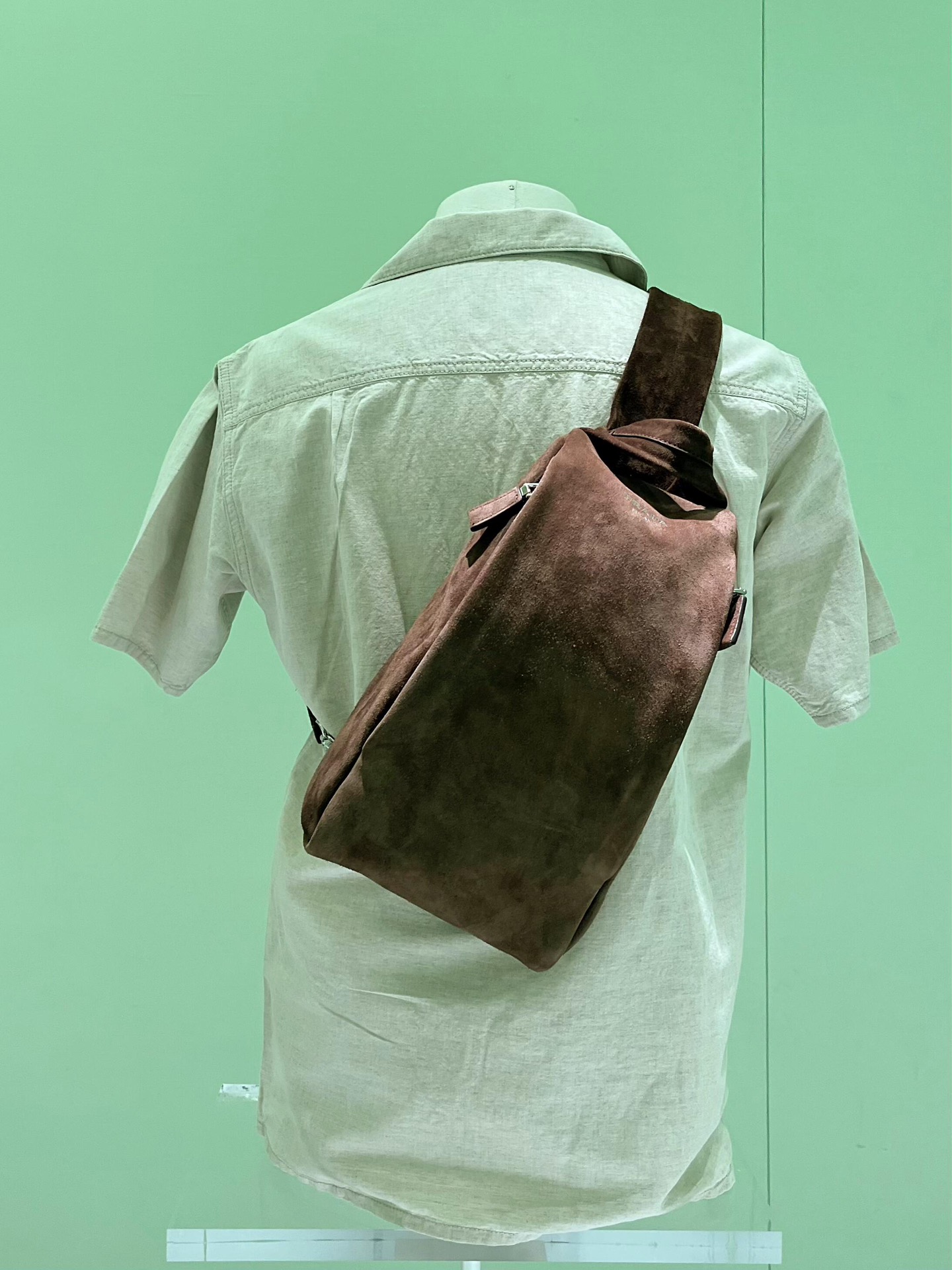 NO:385581,New frosted leather chest bag, upper body picture, Prada [top original list], prada19860909新款磨砂皮胸包,上身图,普拉达【顶级原单】,prada,Bag