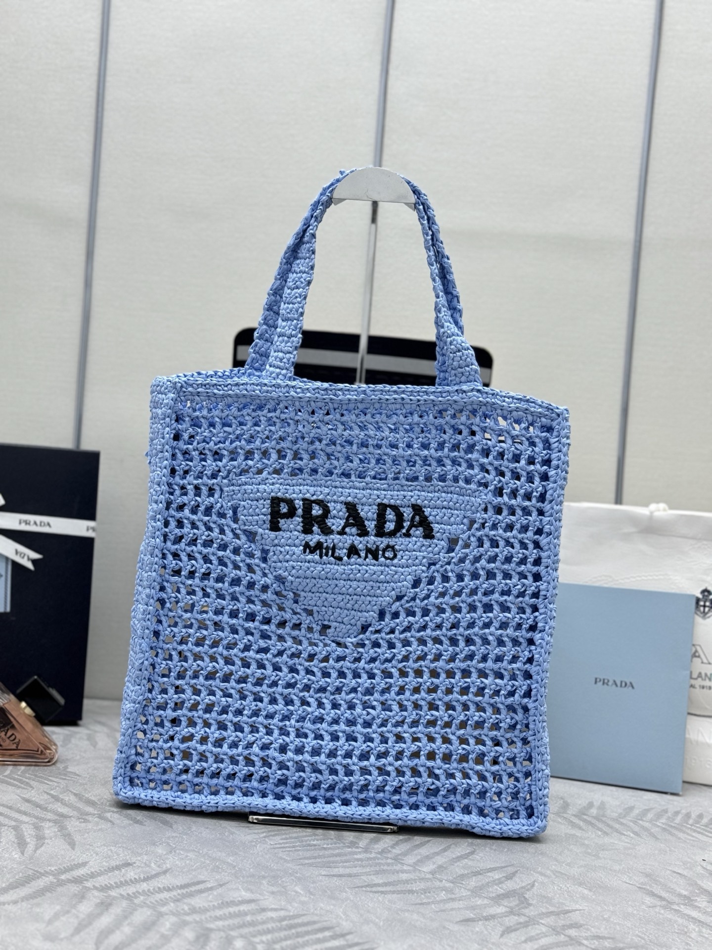 NO:387965,.Racco fiber tote bag 1BG393 This soft deconstructed tote bag is made of racco fiber material, and the light and natural material expresses the mood of summer. The iconic home triangle logo is re-interpreted, decorating the front of the bag body, embroidered lettering logo at the center, awakening the brand style. It is so beautiful that it is a must-have for summer, hurry up and buy it. Size length 36x height 38x bottom 3cm, Prada [top original list], prada, totes19860909.酒椰纤维托特包1BG393这款柔和的解构式托特包以酒椰纤维材质打造,轻盈自然的材质表露夏日心绪.标志性的家三角形徽标焕新重释,装点包身正面,中心处饰以刺绣刻字徽标,唤醒品牌格调.太美了夏天必备,赶紧入手吧 尺寸长36x高38x底3cm,普拉达【顶级原单】,prada,totes,Bag