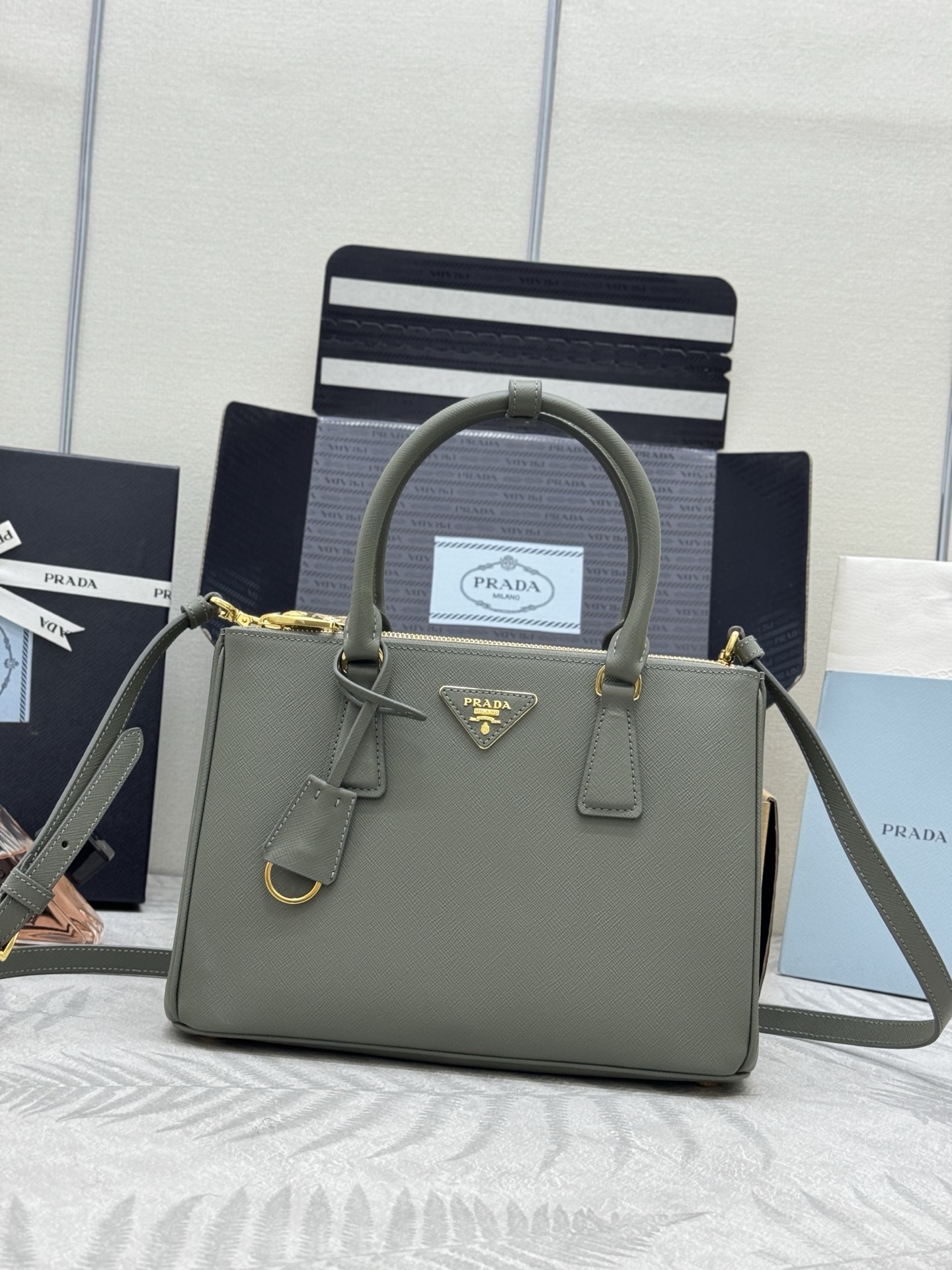 NO:385628,.P Home (medium size) super hit killer bag, Saffiano leather, double handles, removable adjustable leather shoulder straps, gold-plated accessories Triangular leather with metal lettering logo Side snap buckle closure Two zippered outer bags Three inner bags, including one zipper bag Prad logo lining Model 1BA863, size 28×20×12cm!  ,Prada [Top Original List],prada,prada,gold plating19860909.P家（中号）超级爆款杀手包,Saffiano皮革 皮革双提手 可拆卸可调式皮革肩带 镀金配件 三角形皮革上带有金属刻字徽标 侧面按扣开合 两个拉链外袋 三个内袋,其中包括一个拉链袋 Prad标识衬里 型号1BA863,尺寸28×20×12cm！,普拉达【顶级原单】,prada,prada,gold plating,Bag