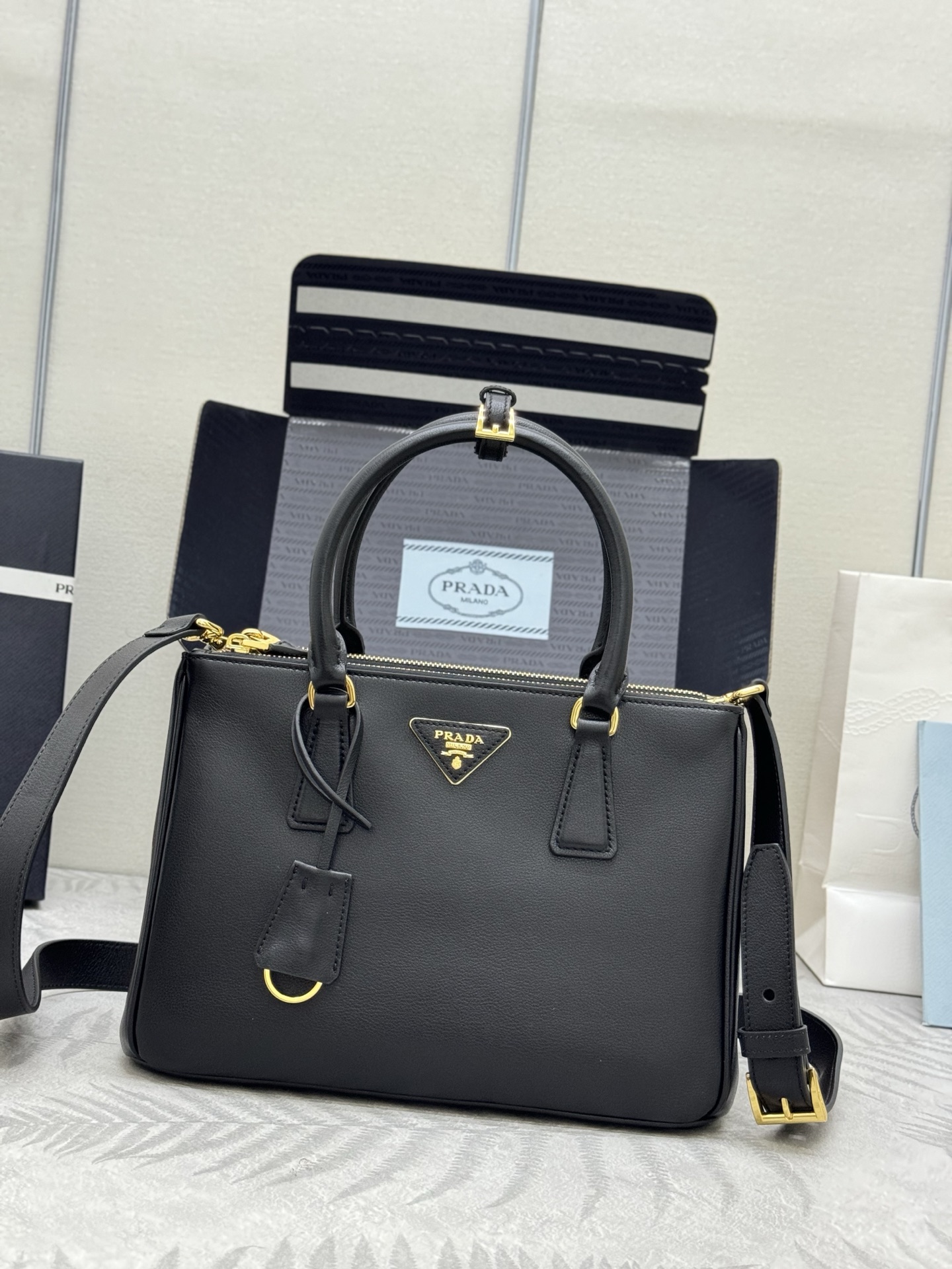 NO:385567,.New Killer Bag 1BA863 Medium Plain Pattern This classic hit model uses new material calfskin and inner lambskin design, featuring classic three-partition and gold metal hardware accessories, with a removable calfskin long shoulder strap, which can be carried and shoulders. It is a practical and fashionable hit model. Baby, hurry up and buy it. Long 28x high 20x bottom 12cm, Prada [top original list], prada, cowhide, sheepskin19860909.新款杀手包1BA863中号平纹款 这款经典爆款采用新材料小牛皮和内配小羊皮设计以经典的三隔层和金色金属五金配件为特色, 配有一条可拆卸的小牛皮长肩带,又可手提和肩背,实用又时尚的爆款,宝宝们,赶紧入手吧 长28x高20x底12cm,普拉达【顶级原单】,prada,cowhide,sheepskin,Bag