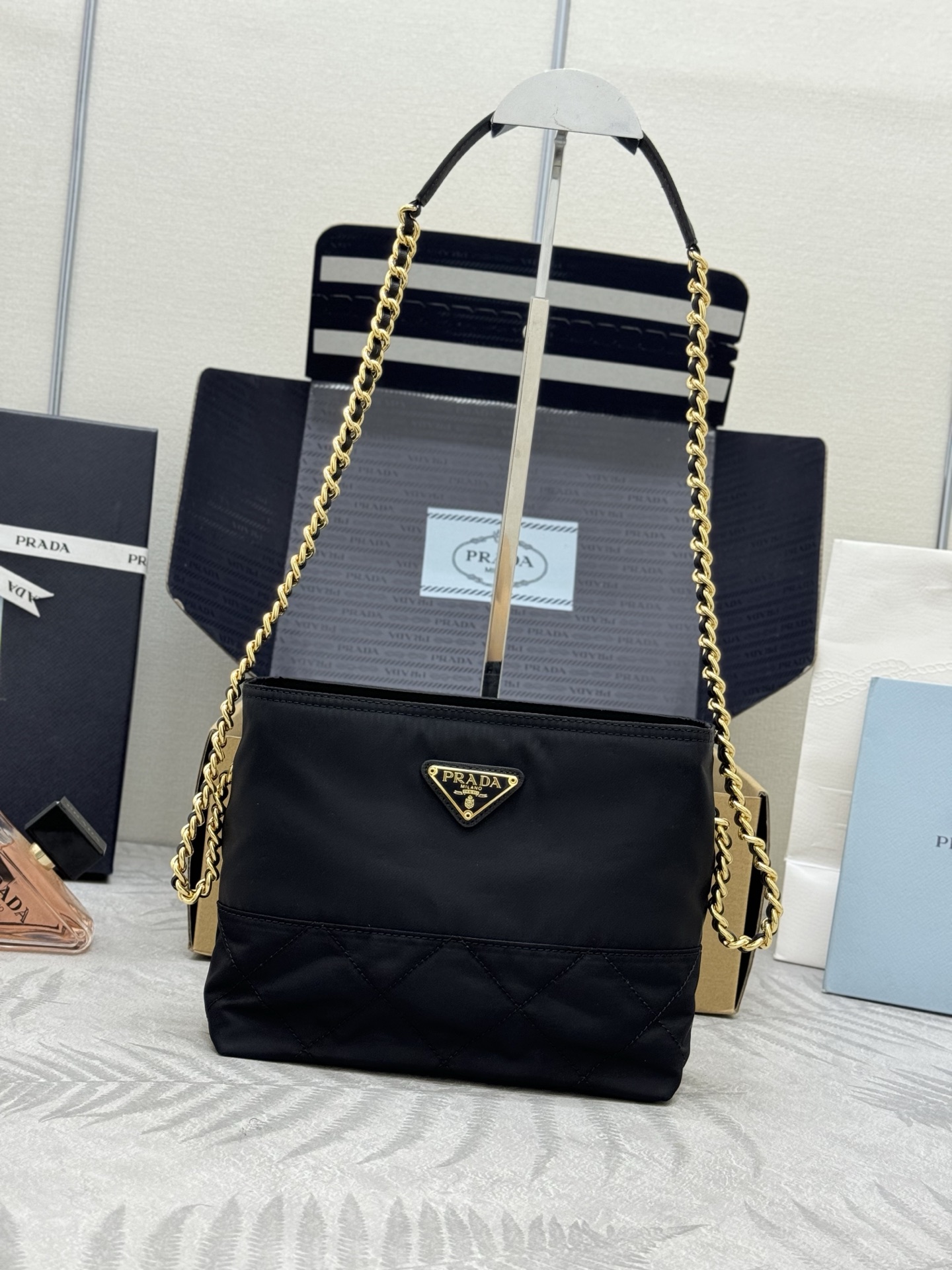 NO:385982,.Middle Crossbody Bag 1BD645 Mini Model This Vintage medieval chain diamond wobbly bag design is great. Pure handmade nylon diamond wobbly design, one shoulder + crossbody. The imported black and gold chain combination is really Vintage's everlasting plot, with large capacity and space, especially trendy, versatile and fashionable. Whether casual or formal, it has a stable temperament. Hurry up and buy this medieval stray bag. Long 21x high 18x bottom 8cm, Prada [top original list], prada, satchels, crossbody bags19860909.中古斜挎包1BD645迷你款 这款Vintage中古链条菱格流浪包设计太棒了 纯手工尼龙菱格设计,可单肩+斜挎,进口黑金链条搭配真的是Vintage永远的情节简约大气,容量空间大上身特别潮,百搭又时髦.不管休闲,正式,全是稳稳气质.赶紧入手吧太爱这款中古流浪包 长21x高18x底8cm,普拉达【顶级原单】,prada,satchels,crossbody bags,Bag