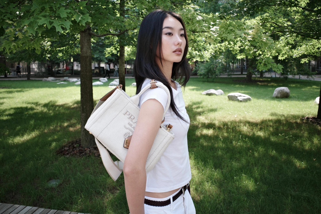 NO:390096,Small apricot white, model pictures, Prada [top original list], prada19860909小号杏白,模特图,普拉达【顶级原单】,prada,Bag