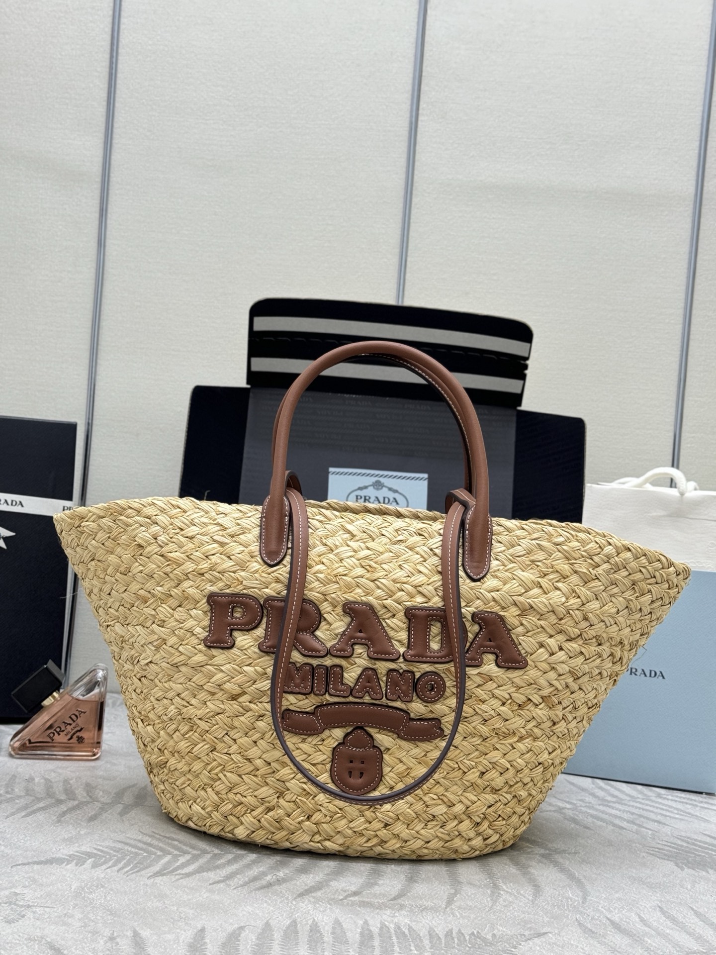 NO:386383,, New Vegetable Basket 1BG470 Raffia Grapes Basket, this modern and exquisite tote bag combines Raffia and leather details, is filled with summer atmosphere. The contrasting letter logo on the front makes this spacious handbag more stylish, cowhide with two hands, and the double handle design is convenient for carrying or shoulders. Size: 25×25×15, Prada [top original list], prada, totes, cowhide19860909,新款菜篮子 1BG470拉菲草菜篮子,这款现代而精致的托特包结合Raffia和皮革细节,洋溢夏日气息.正面对比鲜明的字母徽标令这款宽敞的手袋更有格调,牛皮双手提,而双提手设计方便手提或肩背. 尺寸:25×25×15,普拉达【顶级原单】,prada,totes,cowhide,Bag