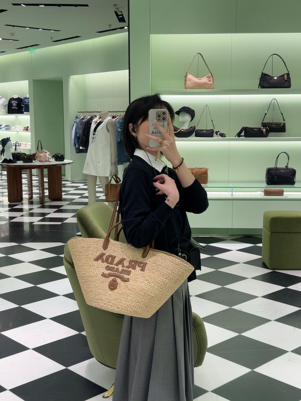 NO:386390,New straw woven basket, model pictures, Prada [top original list], prada, espadrilles19860909新款草编菜篮子,模特图,普拉达【顶级原单】,prada,espadrilles,Bag