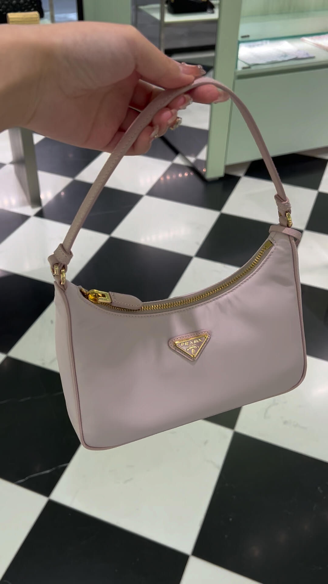 NO:386881,Golden buckle snow powder model picture, Prada [top original list], prada19860909金扣 雪粉模特图,普拉达【顶级原单】,prada,Bag