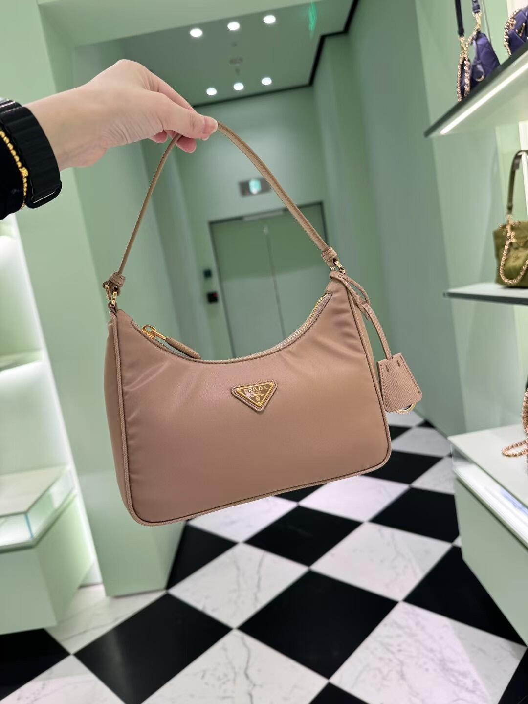 NO:386891,Golden button apricot color upper body picture, Prada [top original list], prada19860909金扣杏色上身图,普拉达【顶级原单】,prada,Bag