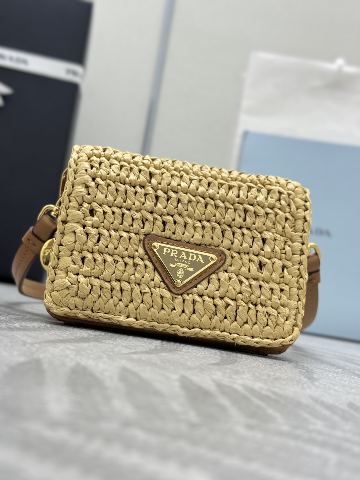 NO:386915,.Woven small bag 1MR024mini This mini small bag is made of pure hand-woven and calfskin. It is gorgeous and functional. It is equipped with a long detachable calfskin shoulder strap. The space can be equipped with lipstick/headphones/keys... Must have it in summer, it is so beautiful. Worth buying. Long 11.5x high 8cm, Prada [top original list], prada, cowhide19860909.编织小包1MR024mini款 这款mini小包采用纯手工编织和进小牛皮组成,华美且不失功能性的设计,配有一条可拆卸小牛皮长肩带.空间可装口红/耳机/钥匙....夏天必备,太美了.值得入手 长11.5x高8cm,普拉达【顶级原单】,prada,cowhide,Bag