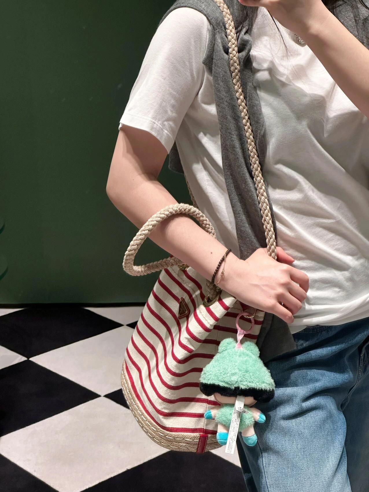 NO:386929,Red model picture, Prada [top original list], prada19860909红色 模特图,普拉达【顶级原单】,prada,Bag