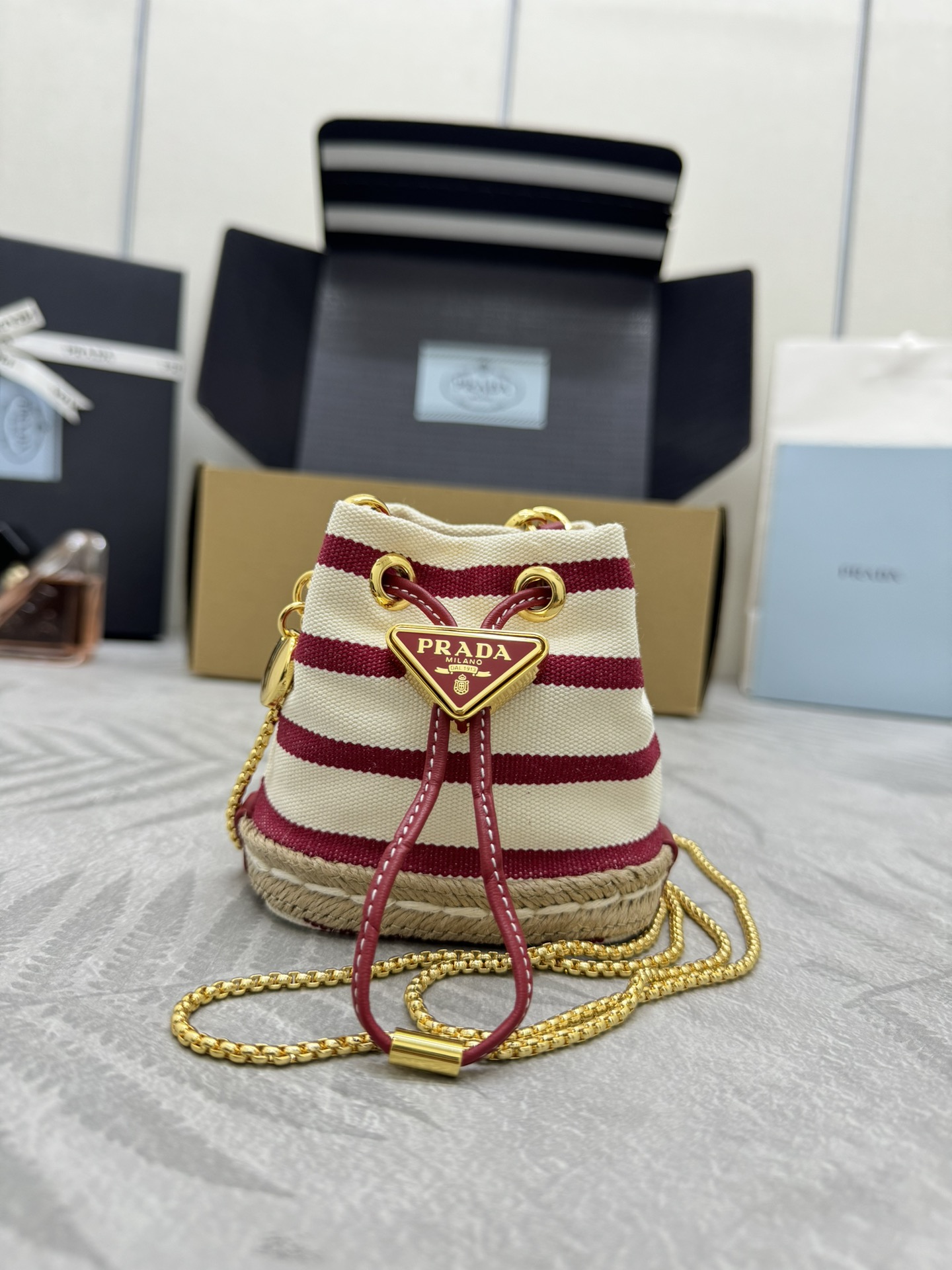 NO:386956,.Mini Small Bucket Red 1NR016 Stripe This mini bag is a brand new interpretation of classic nautical style elements, presenting elegant summer texture and exquisite details. It is made of striped fabric. The design at the bottom is inspired by straw shoes, paired with leather drawstrings and exquisite removable shoulder straps. It is so cute, Is it a must-have for summer? Beautiful girls, hurry up and buy it. Another one is a permanent hit. Size: 9x long and 9.5x bottom 6cm, Prada [top original list], prada, espadrilles19860909.迷你小水桶红色1NR016条纹款 这款迷你小包崭新诠释经典航海风元素,呈现典雅的夏日质感与精致细节.选用条纹织物打造,底部的设计灵感源自草编鞋,搭配皮革抽绳与精致可拆卸肩带.太可爱了可仙可酷,难道你不心动夏天必备,美妞们,赶紧入手吧.又是一款永久不过爆款 尺寸:长9x高9.5x底6cm,普拉达【顶级原单】,prada,espadrilles,Bag