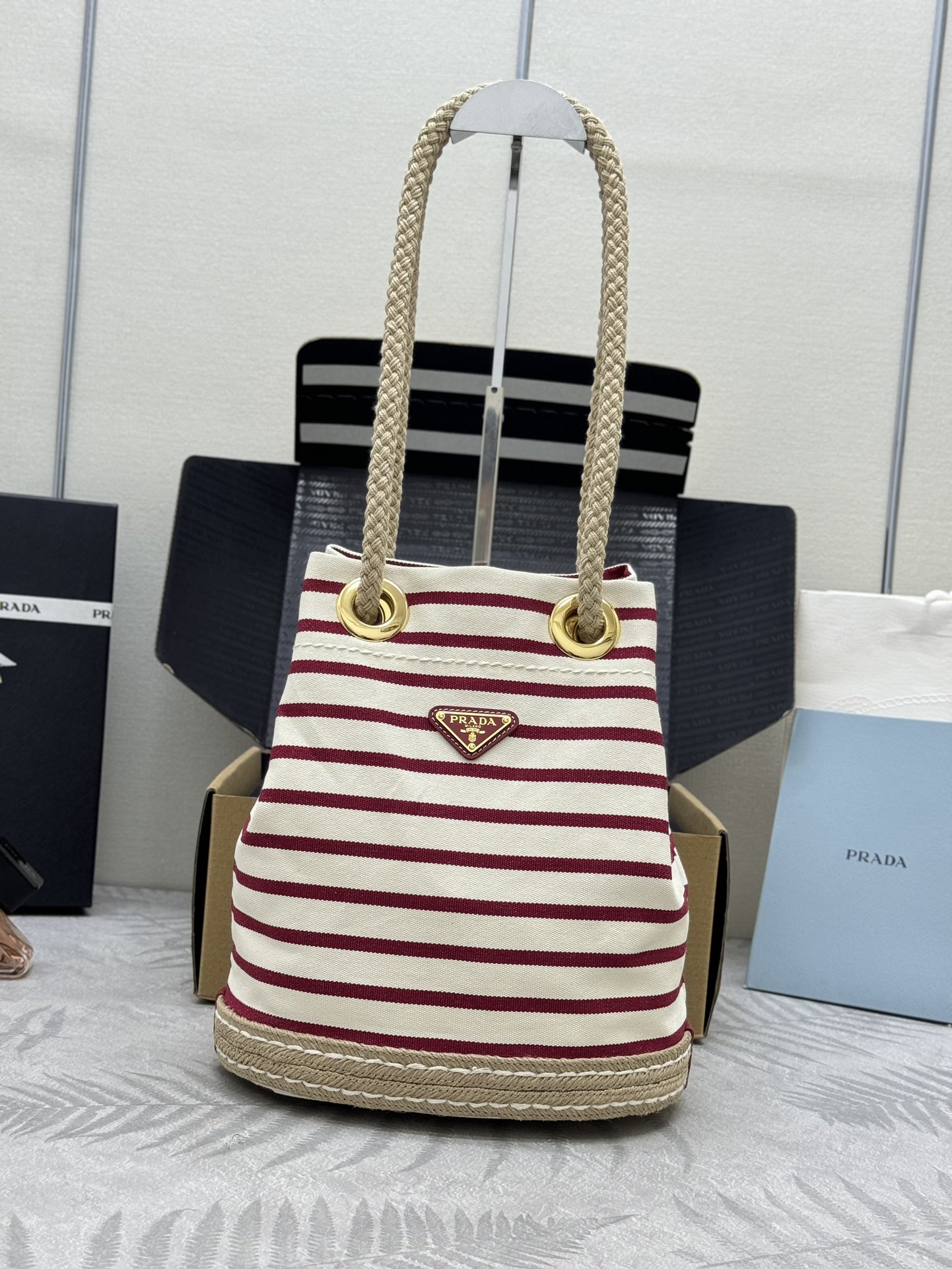 NO:386967,.New bucket bag red 1BE082 striped style This fabric bucket bag is decorated with a nautical style striped pattern, adding color to the shape. The design at the bottom is inspired by straw shoes, and the rope is another detail element that symbolizes the navigation world, creating a strong summer style. Top hardware, large capacity and space, very casual and fashionable, a must-have in summer, and it is another permanent outdated hot product. Babies, hurry up and buy it. Long 28x high 23.5x bottom 15cm, Prada [top original list], prada, espadrilles19860909.新款水桶包红色1BE082条纹款 这款织物水桶包饰以航海风条纹图案,为造型增添色彩.底部的设计灵感源自草编鞋,绳索则是象征着航海世界的另一细节元素,共同营造出浓郁的夏日风情.顶级五金,容量空间大,非常休闲时尚,夏天必备,又是一款永久不过时爆款,宝宝们,赶紧入手吧 长28x高23.5x底15cm,普拉达【顶级原单】,prada,espadrilles,Bag
