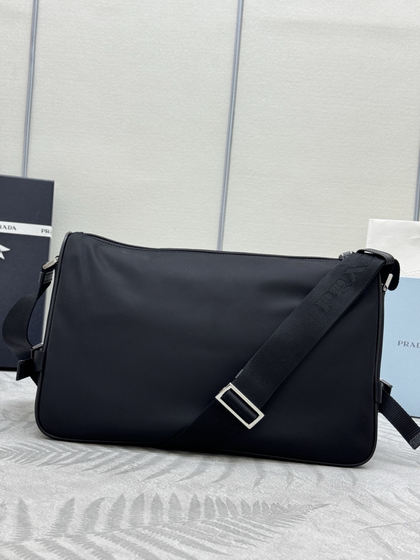 P410，🎉新款大号邮差包🎉🎉2VH191大号🎉🎉
这款单肩包的运动功能性由简约线条和实用现代细节定义。包身采用创新性的Re-Nylon再生尼龙材质打造，搭配Saffiano牛皮革细节，增添独特精致气息。多功能风格融合标志性元素，饰以涂珐琅金属三角形徽标，容量空间大，又是一款永久不过时爆款，赶紧入手吧🎉🎉
尺寸:长35x高22x底12cm(此款大，不配包装)