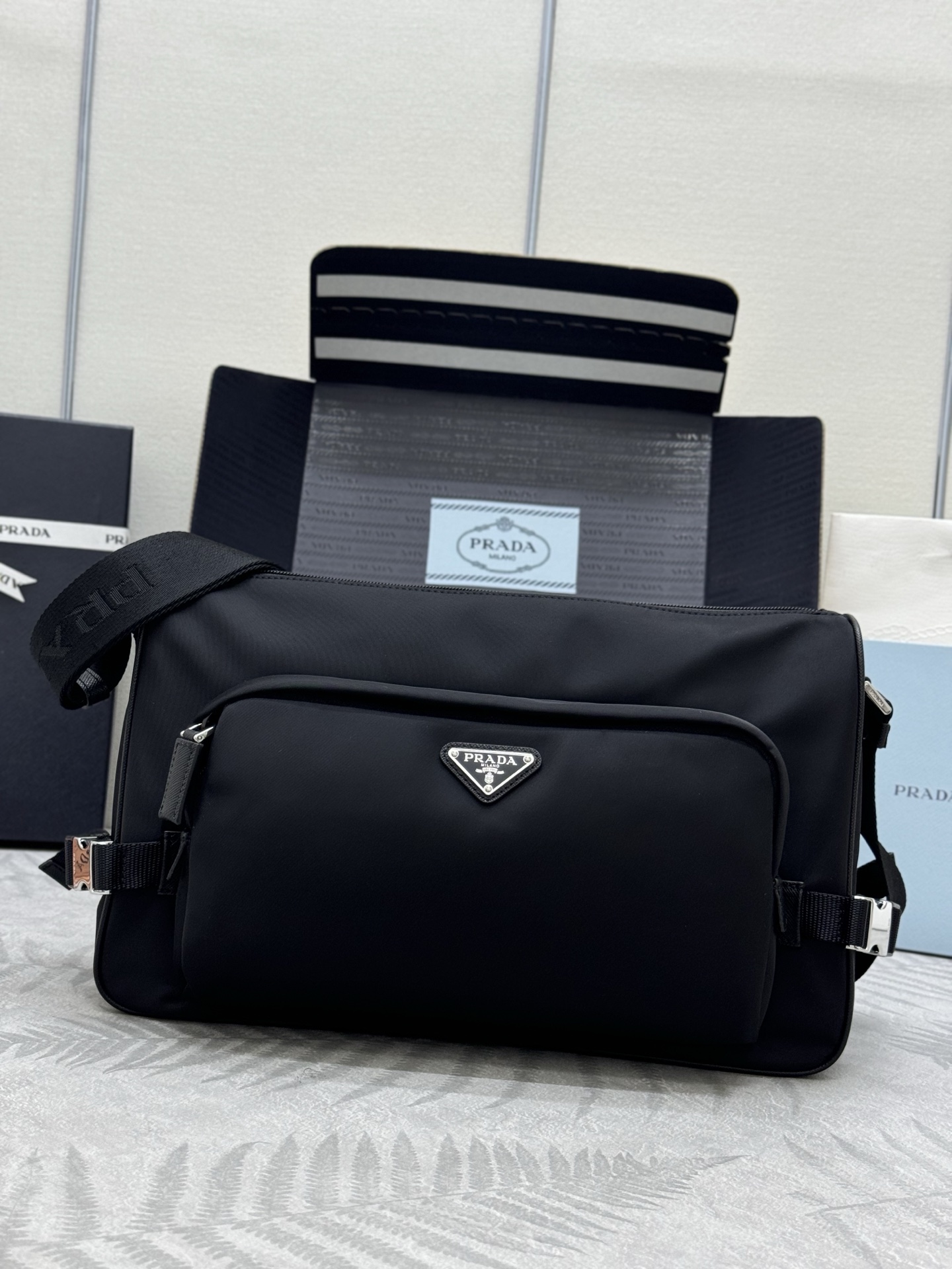 NO:387113,, New large-size postman bag 2VH191 large size The sports functionality of this shoulder bag is defined by simple lines and practical modern details. The bag is made of innovative Re-Nylon recycled nylon material, paired with Saffiano cowhide leather details to add a unique and exquisite atmosphere. The multifunctional style combines iconic elements and is decorated with an enamel metal triangle logo, with large capacity and space. It is another permanent outdated hit style. Get it now. Size: 35x long, 22x bottom 12cm, Prada [top original list], prada, shoulder bags, cowhide19860909,新款大号邮差包2VH191大号 这款单肩包的运动功能性由简约线条和实用现代细节定义.包身采用创新性的Re-Nylon再生尼龙材质打造,搭配Saffiano牛皮革细节,增添独特精致气息.多功能风格融合标志性元素,饰以涂珐琅金属三角形徽标,容量空间大,又是一款永久不过时爆款,赶紧入手吧 尺寸:长35x高22x底12cm,普拉达【顶级原单】,prada,shoulder bags,cowhide,Bag