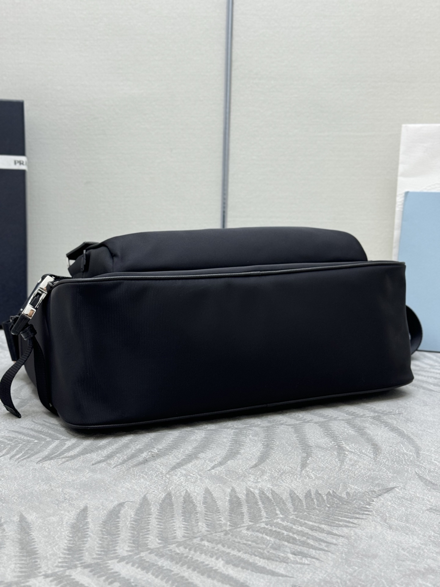 P410，🎉新款大号邮差包🎉🎉2VH191大号🎉🎉
这款单肩包的运动功能性由简约线条和实用现代细节定义。包身采用创新性的Re-Nylon再生尼龙材质打造，搭配Saffiano牛皮革细节，增添独特精致气息。多功能风格融合标志性元素，饰以涂珐琅金属三角形徽标，容量空间大，又是一款永久不过时爆款，赶紧入手吧🎉🎉
尺寸:长35x高22x底12cm(此款大，不配包装)