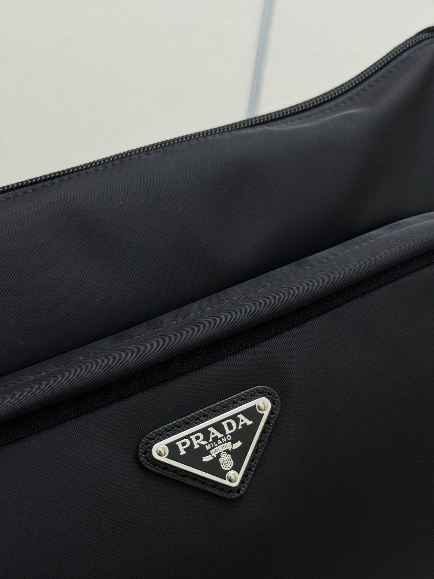 P410，🎉新款大号邮差包🎉🎉2VH191大号🎉🎉
这款单肩包的运动功能性由简约线条和实用现代细节定义。包身采用创新性的Re-Nylon再生尼龙材质打造，搭配Saffiano牛皮革细节，增添独特精致气息。多功能风格融合标志性元素，饰以涂珐琅金属三角形徽标，容量空间大，又是一款永久不过时爆款，赶紧入手吧🎉🎉
尺寸:长35x高22x底12cm(此款大，不配包装)