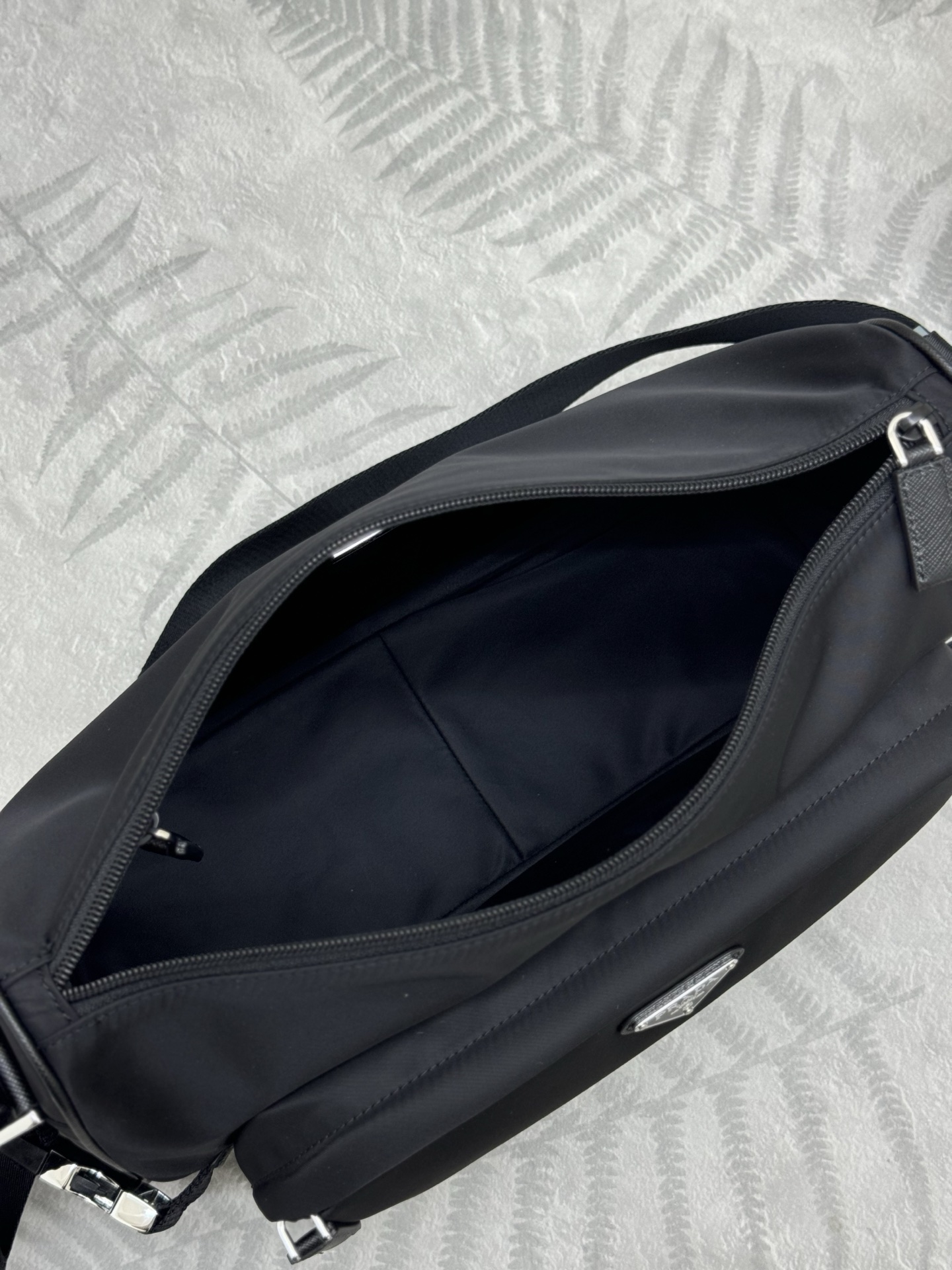 P410，🎉新款大号邮差包🎉🎉2VH191大号🎉🎉
这款单肩包的运动功能性由简约线条和实用现代细节定义。包身采用创新性的Re-Nylon再生尼龙材质打造，搭配Saffiano牛皮革细节，增添独特精致气息。多功能风格融合标志性元素，饰以涂珐琅金属三角形徽标，容量空间大，又是一款永久不过时爆款，赶紧入手吧🎉🎉
尺寸:长35x高22x底12cm(此款大，不配包装)