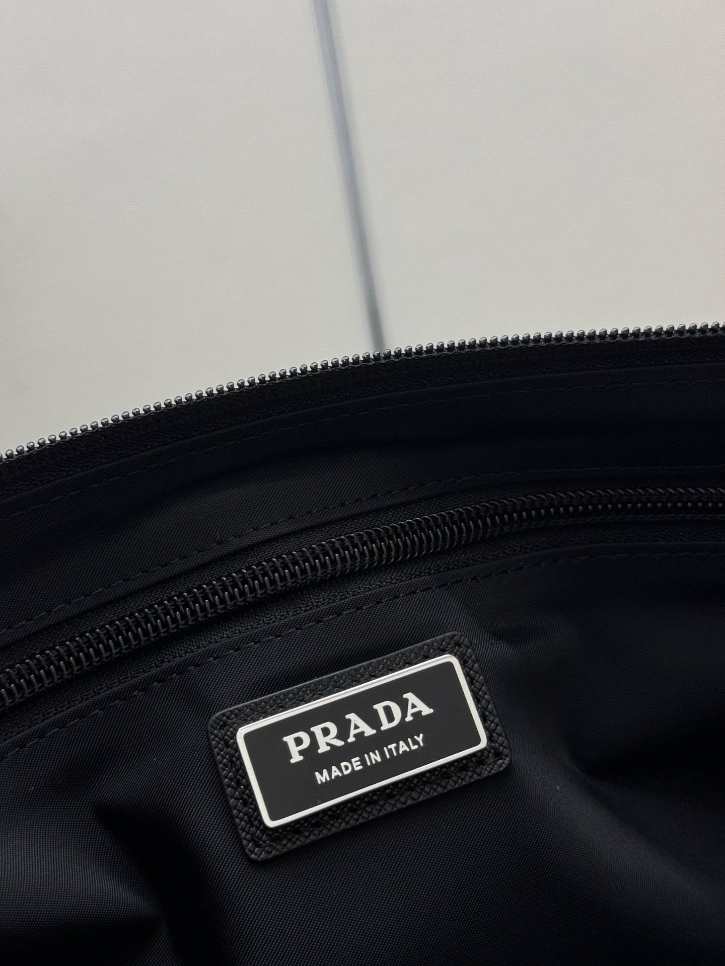 P410，🎉新款大号邮差包🎉🎉2VH191大号🎉🎉
这款单肩包的运动功能性由简约线条和实用现代细节定义。包身采用创新性的Re-Nylon再生尼龙材质打造，搭配Saffiano牛皮革细节，增添独特精致气息。多功能风格融合标志性元素，饰以涂珐琅金属三角形徽标，容量空间大，又是一款永久不过时爆款，赶紧入手吧🎉🎉
尺寸:长35x高22x底12cm(此款大，不配包装)