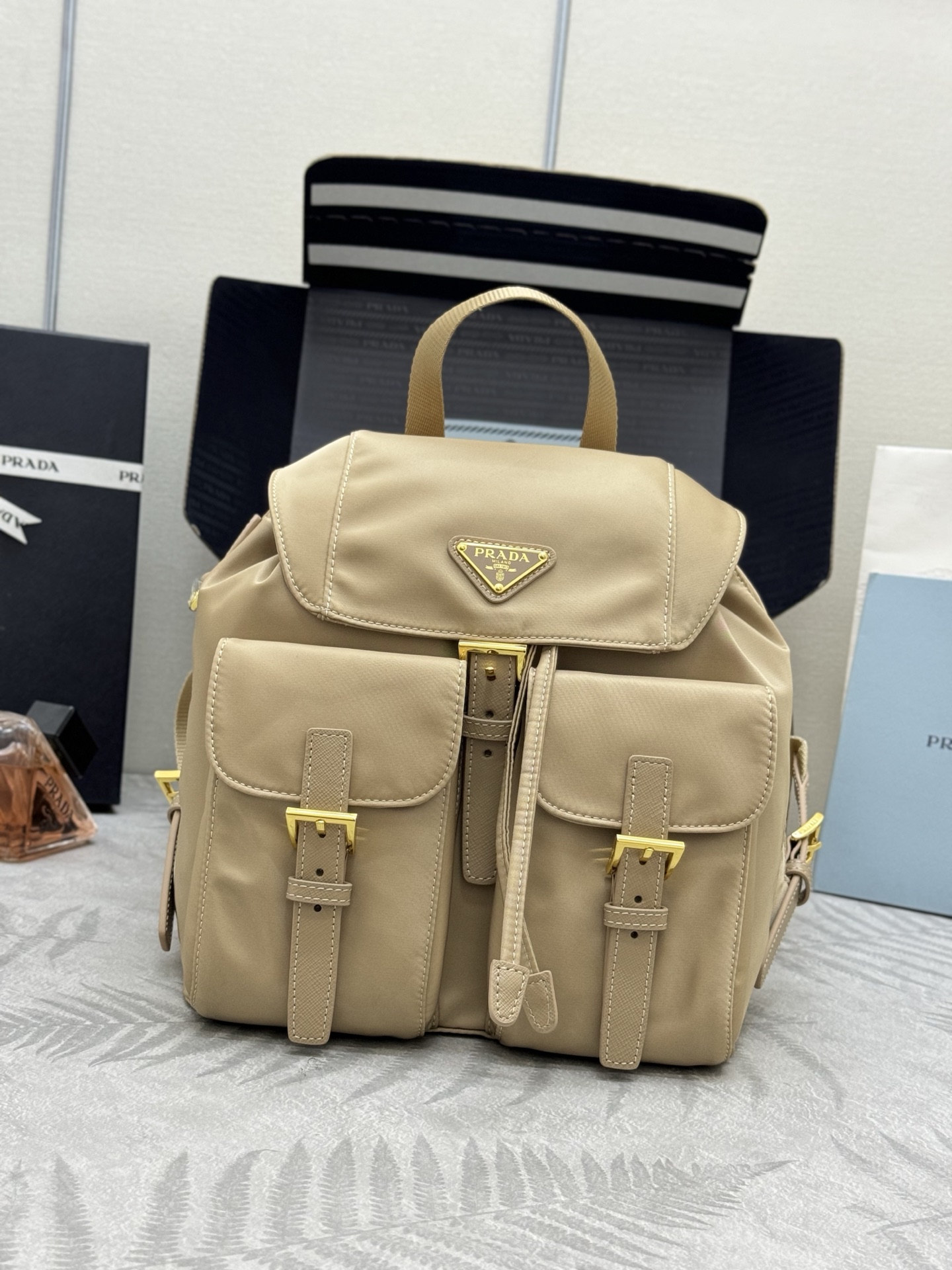 NO:387420,.New small backpack 1BZ677 apricot gold buckle This nylon backpack is an integral part of Prad's traditional design, highlighting the important characteristics of the brand. Innovative materials, luxury pragmatism and classic reinterpretation. The bag is made of Re-Nylon recycled nylon made of marine plastic recycling purification. It reveals the simple design in the modern sense, showing fashionable and elegant charm, light and practical, with a super stylish effect. The upper body effect is comprehensively upgraded nylon fabric size 23.5x high 28x bottom 12cm, Prada [top original list], prada, prada, backpacks19860909.新款小号背包1BZ677杏色金扣 这款尼龙背包是Prad传统设计的组成部分,彰显着品牌的重要特质创新性材质、奢华实用主义和经典重释.包身采用海洋塑料回收物提纯所制的Re-Nylon再生尼龙打造,现代感中透露出简约设计,彰显时尚优雅魅力,轻便又实用,上身效果超有范全面升级尼龙面料尺寸长23.5x高28x底12cm,普拉达【顶级原单】,prada,prada,backpacks,Bag
