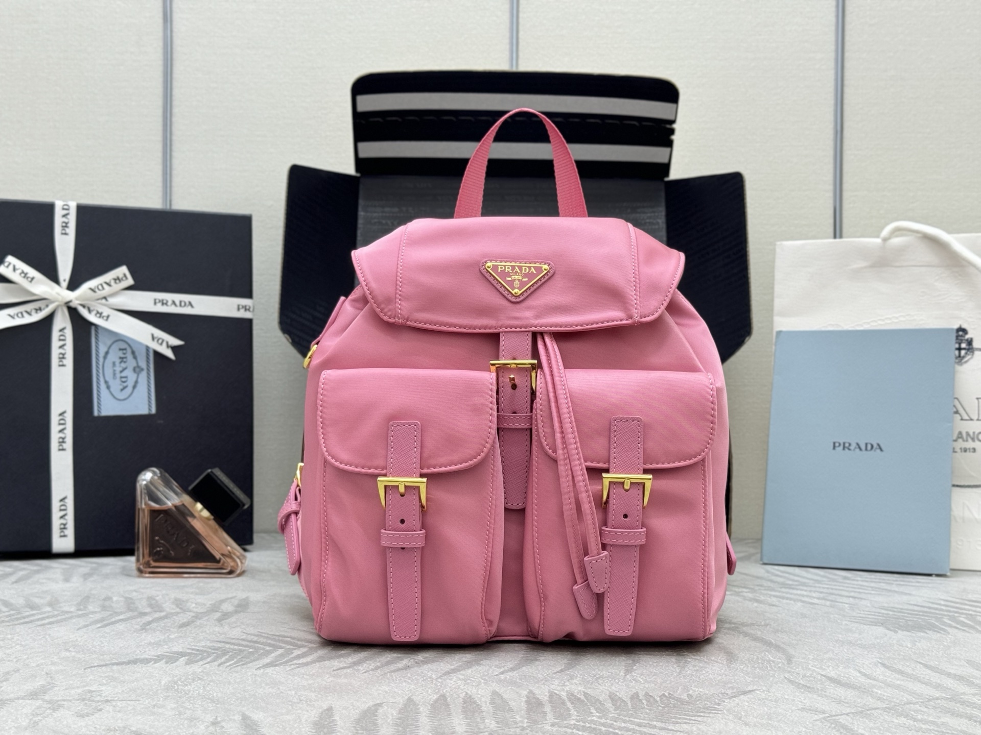 NO:387454,.New small backpack 1BZ677 pink gold buckle This nylon backpack is an integral part of Prad's traditional design, highlighting the important characteristics of the brand. Innovative materials, luxury pragmatism and classic reinterpretation. The bag is made of Re-Nylon recycled nylon made of marine plastic recycling purification. It reveals the simple design in the modern sense, showing fashionable and elegant charm, light and practical, with a super stylish effect. The upper body effect is comprehensively upgraded nylon fabric size 23.5x high 28x bottom 12cm, Prada [top original list], prada, prada, backpacks19860909.新款小号背包1BZ677 粉色金扣 这款尼龙背包是Prad传统设计的组成部分,彰显着品牌的重要特质创新性材质、奢华实用主义和经典重释.包身采用海洋塑料回收物提纯所制的Re-Nylon再生尼龙打造,现代感中透露出简约设计,彰显时尚优雅魅力,轻便又实用,上身效果超有范全面升级尼龙面料尺寸长23.5x高28x底12cm,普拉达【顶级原单】,prada,prada,backpacks,Bag