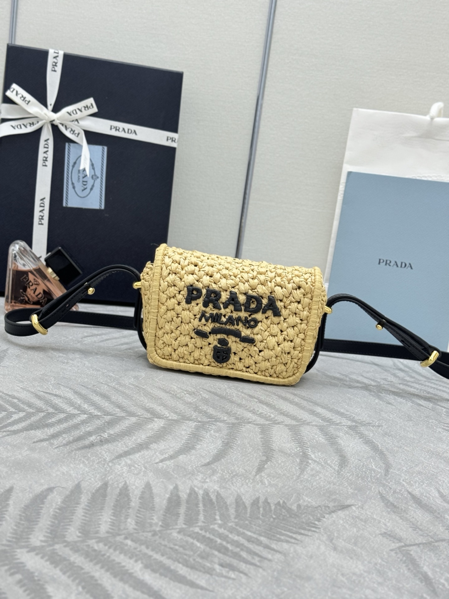 NO:387994,.1BD362 Small Crossbody Braided Bag This straw woven bag is made of woven fabric with compact contours with flip cover and leather details. The shoulder bag is illuminated by gold metal hardware and is embroidered with contrasting letters on the front. Dimensions are 6×Length 12×6cm bottom, Prada [Top Original List], prada, espadrilles19860909.1BD362小号斜挎编织包这款草编包现代精致的包包由编织面料制成,具有紧凑的轮廓,带有翻盖和皮革细节.肩包由金色金属五金照明,正面绣有对比鲜明的字母标识. 尺寸宽6×长12×底6cm,普拉达【顶级原单】,prada,espadrilles,Bag