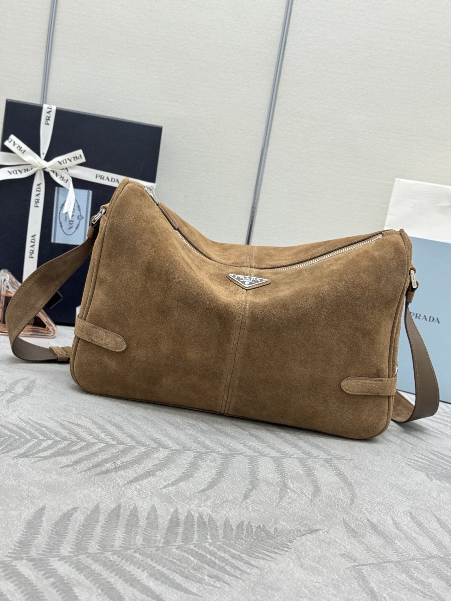 NO:387517,, New Postman Bag 2VH187 Leather Frosted Leather This shoulder bag is carefully crafted from imported leather, with smooth and simple silhouette and exquisite details, decorated with a unique triangle logo, fashionable and versatile. Adjustable leather shoulder straps are another permanently outdated hot style handsome guy, hurry up and buy it Size: 35x long, 22x bottom 12cm, Prada [top original list], prada, shoulder bags19860909,新款邮差包2VH187皮磨砂皮 这款单肩包选用进口皮革精心制作,流畅简约的廓形搭配精致细节,饰以独特的三角形徽标,时尚百搭.可调式皮革肩带,又是一款永久不过时爆款帅哥们,赶紧入手吧 尺寸:长35x高22x底12cm,普拉达【顶级原单】,prada,shoulder bags,Bag