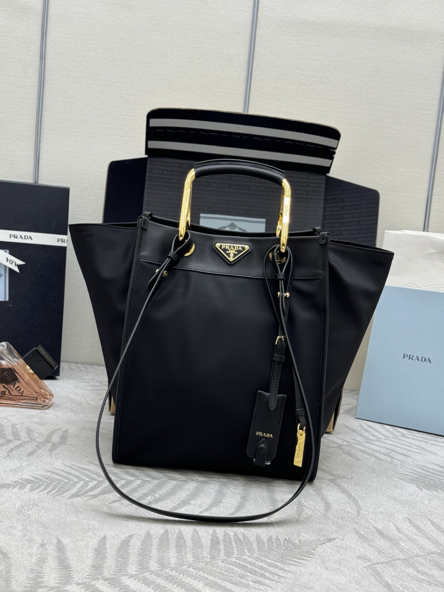 NO:387988,, New Tote Bag 1BG578 This tote bag adopts a stylish geometric shape, blending practical Re-Nylon recycled nylon material and exquisite details. The shape is versatile, paired with metal and leather double-hand handles, and can be switched between the handbag and the shoulder bag. Embellished with the iconic enamel triangle metal logo. The capacity is large, and it is another hot-selling baby that is permanently outdated. Size: 23x long and 28.5x bottom 15cm, Prada [top original list], prada, totes, shoulder bags19860909,新款托特包1BG578 这款托特包采用时尚几何造型,融合实用的Re-Nylon再生尼龙材质与精致细节.造型百变,搭配金属与皮革双手提柄,可在手提包与单肩包之间随心切换.点缀标志性的涂珐琅三角形金属徽标.容量空间大,又是一款永久不过时的爆款宝宝们,赶紧入手吧 尺寸:长23x高28.5x底15cm,普拉达【顶级原单】,prada,totes,shoulder bags,Bag