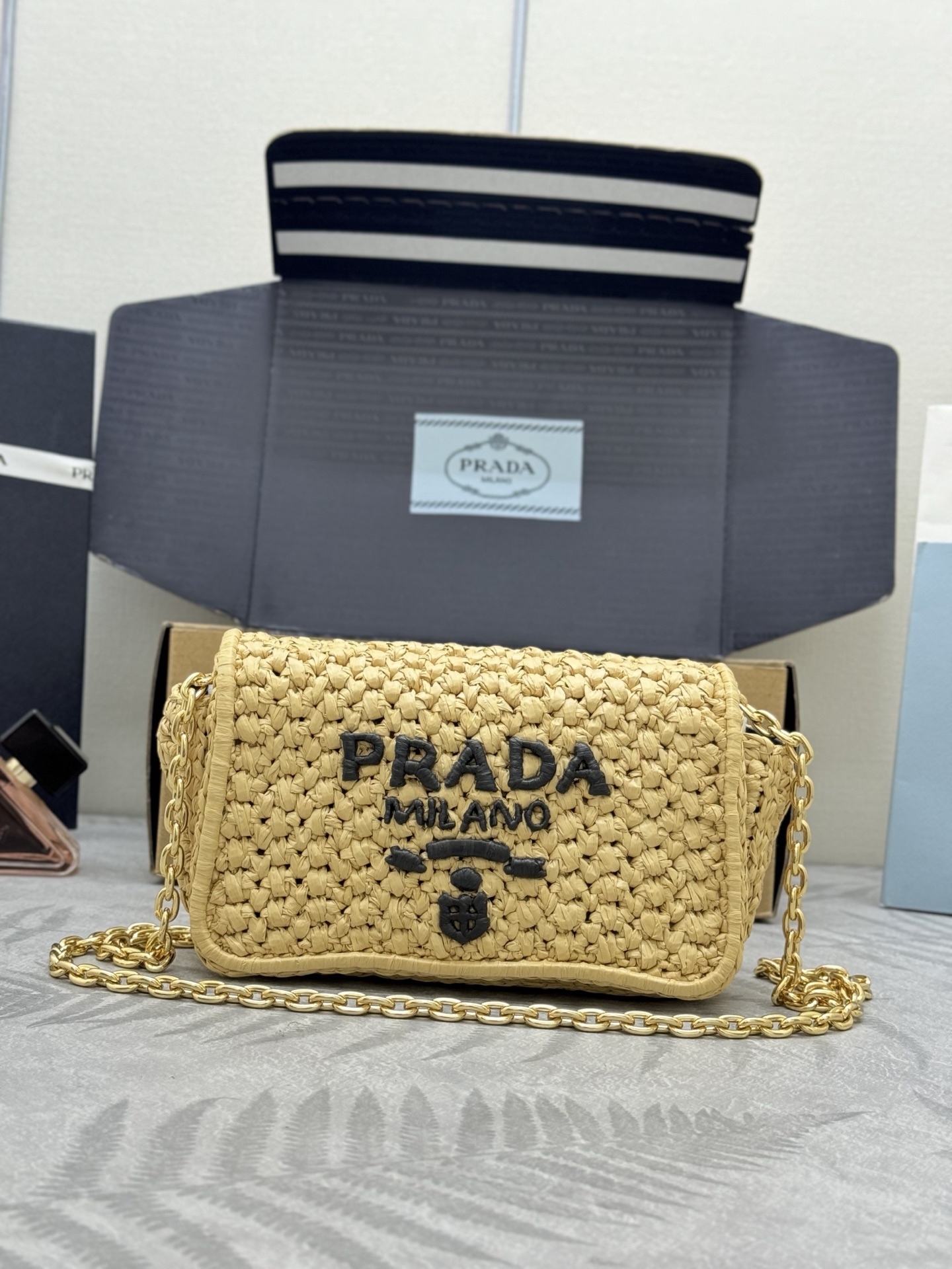 NO:388001,.New chain braided bag, medium size 1BF135 This bag has a complex and modern charm. The straw woven bag is made of woven fabric, giving the accessories a gentle touch. This style is equipped with a detachable chain shoulder strap, with napa leather on the inside, and is equipped with gold metal hardware and embroidered letter logo with contrasting colors. Dimensions are 20×Length 13×7cm in bottom, Prada [top original list], prada, espadrilles19860909.新款链条编织包,中号1BF135这款包包具有复杂、现代的魅力,草编包由编织面料制成,使配饰具有轻柔的触感.这款款式配有可拆卸的链式肩带,内侧为纳帕皮革,并配有金色金属五金和色彩对比鲜明的刺绣字母标志 尺寸宽20×长13×底7cm,普拉达【顶级原单】,prada,espadrilles,Bag