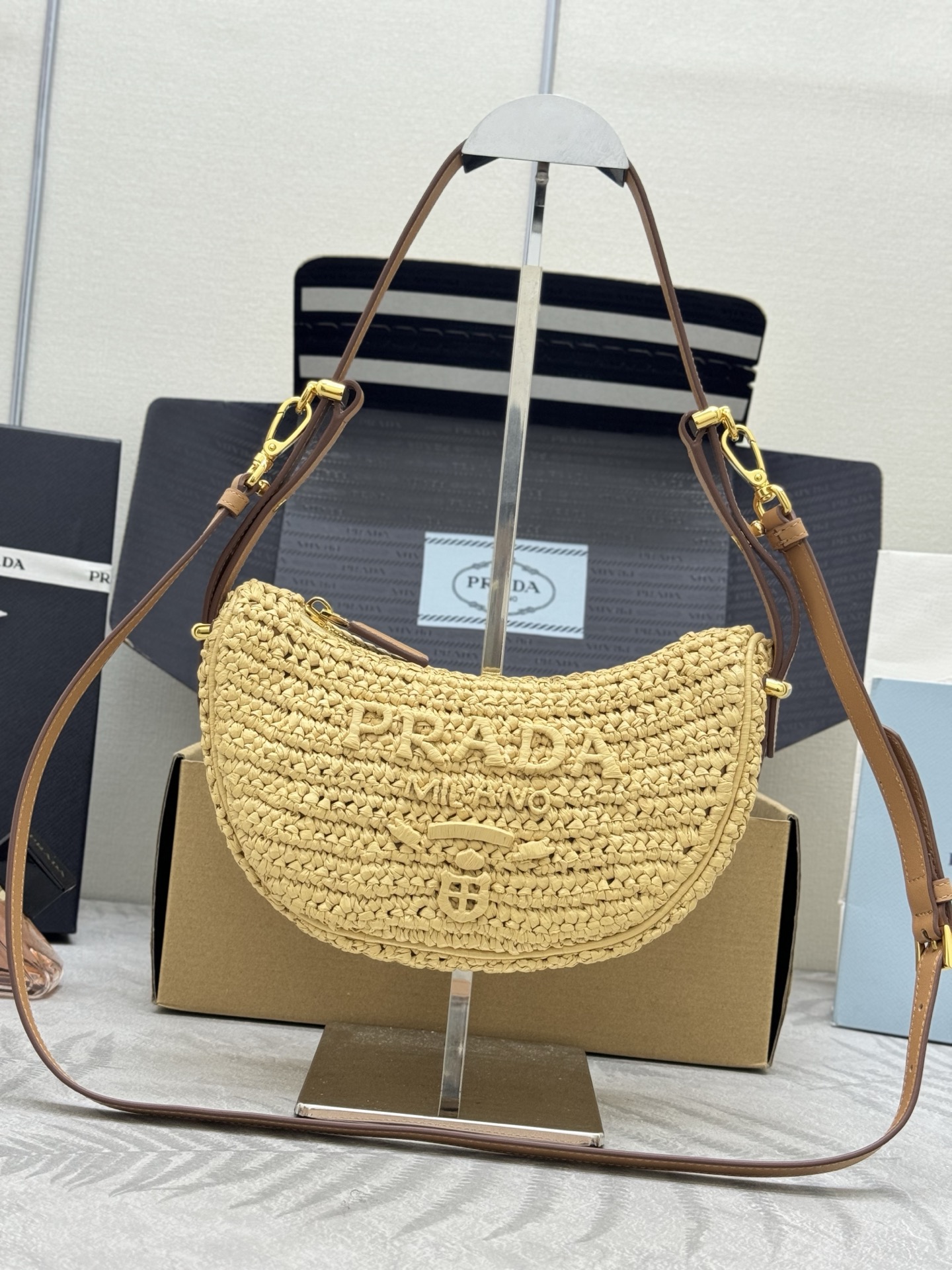 NO:388016,. 1BC194 new woven moon bag, this straw woven bag features a half-moon silhouette with curved charm, and the Rafite fabric gives it a sense of structure and uniqueness. It is reinterpreted with a more refined design, full of summer mood, and cleverly adds details such as handles and removable shoulder straps to create a variety of dressing styles. Size 6× height 18.5cm × width 22.5cm, Prada [top original list], prada, espadrilles19860909. 1BC194新款编织月亮包,这款草编包以富有曲线魅力的半月廓形为特色,拉菲草面料赋予其结构感和独特性.以更为精致的设计重新演绎,充满夏日情调,巧妙加入手柄和可拆卸肩带等细节,可打造多样穿搭风格. 尺寸长6×高18.5cm×宽22.5cm,普拉达【顶级原单】,prada,espadrilles,Bag