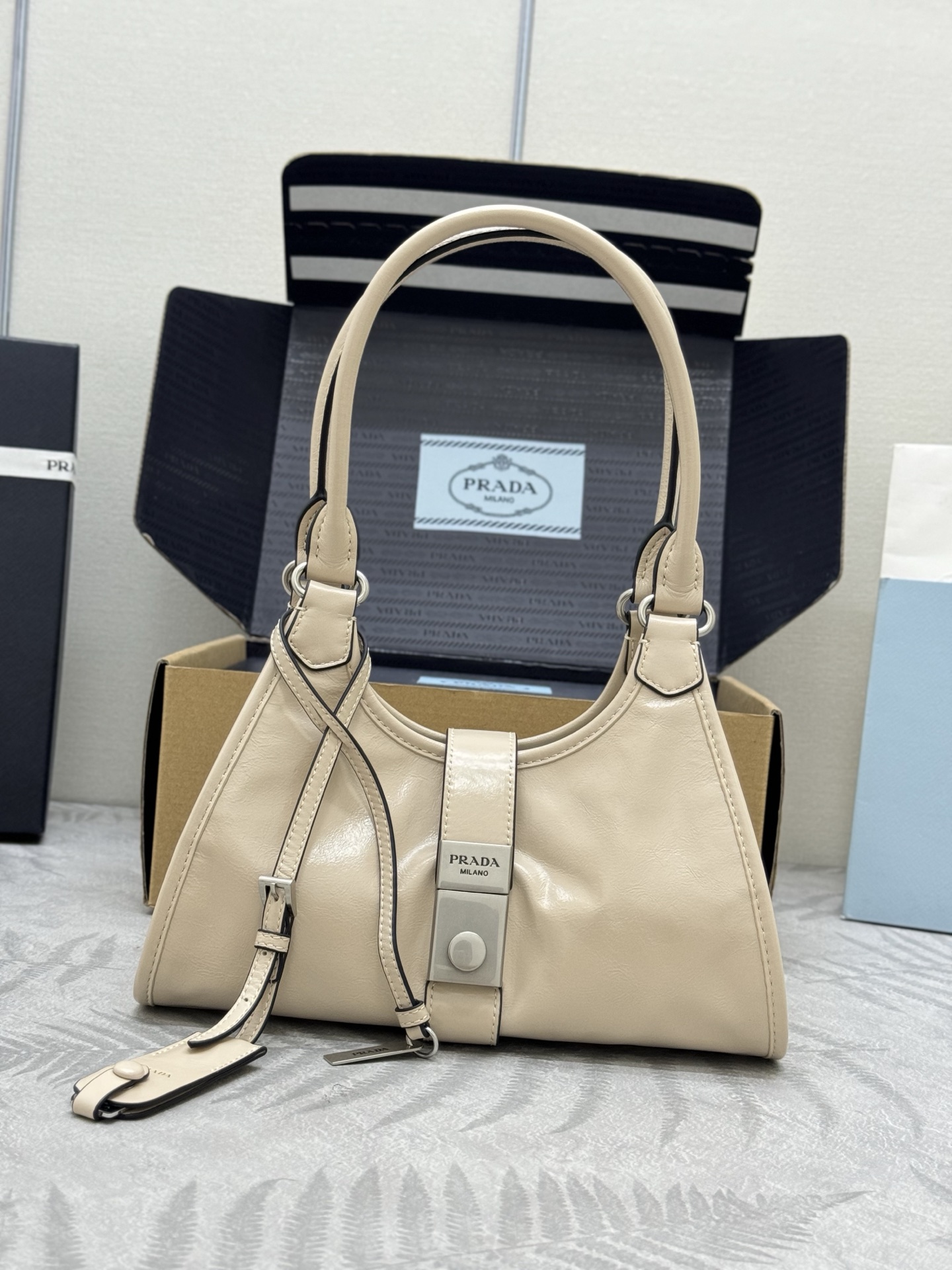 NO:387985,.2025 Spring and Summer New MiNi No. 1BG580 Handbag This catwalk model uses imported oil wax leather, top-grade hardware, with a plug-in lock opening and closing on the front, with a large capacity and space, and can be carried and shoulder-mounted. The upper body effect is very atmospheric and fashionable. If you like babies, hurry up and buy it. Long 26x high 18x bottom 12cm, Prada [top original list], prada19860909.2025春夏新款MiNi号1BG580手提包 这款走秀款采用进口油腊皮,顶级五金,前幅配有插扣锁开合,容量空间大,又可手提又可肩背,上身效果非常大气时尚,喜欢宝宝们,赶紧入手吧 长26x高18x底12cm,普拉达【顶级原单】,prada,Bag