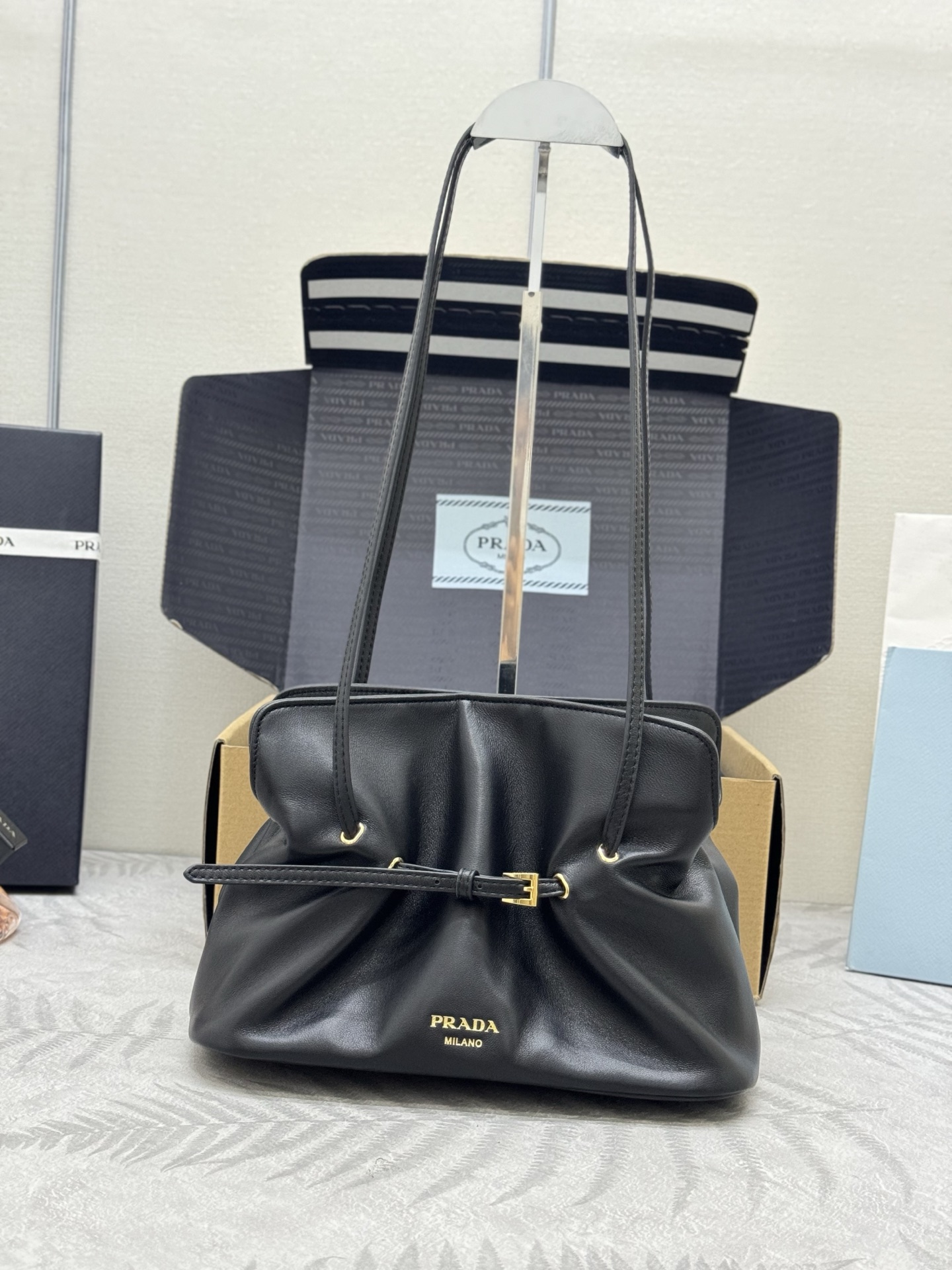 NO:388455,.New Yunduo Bag 1BG586 This one-shoulder Yunduo Bag uses sheepskin with the inner part of the uniform imported sheepskin. It feels very soft and comfortable with the middle partition layer bag. It has a suction buckle design. Top hardware, and the upper body effect is very nice and fashionable. It has a large capacity and space. It is another permanent and timeless hot model worth owning. Size: 25x long and 17.5x bottom 11.5cm, Prada [top original list], prada, sheepskin19860909.新款云朵包1BG586 这款单肩云朵包采用口羊皮,内里为全一致进口羊皮,手感非常柔软舒服中间隔层袋口为吸扣设计,顶级五金,上身效果非常nice时尚.容量空间大,又是一款永久不过时爆款值得拥有 尺寸:长25x高17.5x底11.5cm,普拉达【顶级原单】,prada,sheepskin,Bag