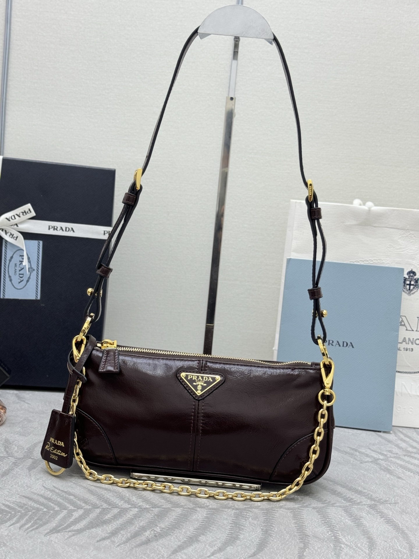 NO:388884,.The new 1BC221 oil wax leather chain shoulder bag, this bag can be carried on one shoulder, bringing together the classic design elements of Prad, creating a delicate and versatile silhouette, building a bridge between classic and modern design vocabulary. This exquisite and minimalist accessories are made of leather with delicate glossy surface, paired with elegant detachable chain handles, suitable for different occasions from day to night. Embellished with bright metal hardware accessories, paired with leather key rings and enamel-coated triangle metal logos, size: 11.5 x height 26 x length 6cm, Prada [top original list], prada, prada, shoulder bags19860909.新款1BC221油蜡皮链条单肩包,这款包可单肩手提,汇聚了Prad的经典设计元素,塑造出精致百搭的廓形,在经典和现代设计语汇之间架起一座桥梁.这款精致而极简的配饰选用具有精致光泽表面的皮革制成,搭配优雅的可拆卸链条提手,适合从白天到夜晚的不同场合穿搭.点缀亮眼的金属五金配件,搭配皮革钥匙圈和涂珐琅三角形金属徽标, 尺寸:高11.5×宽26×长6cm,普拉达【顶级原单】,prada,prada,shoulder bags,Bag