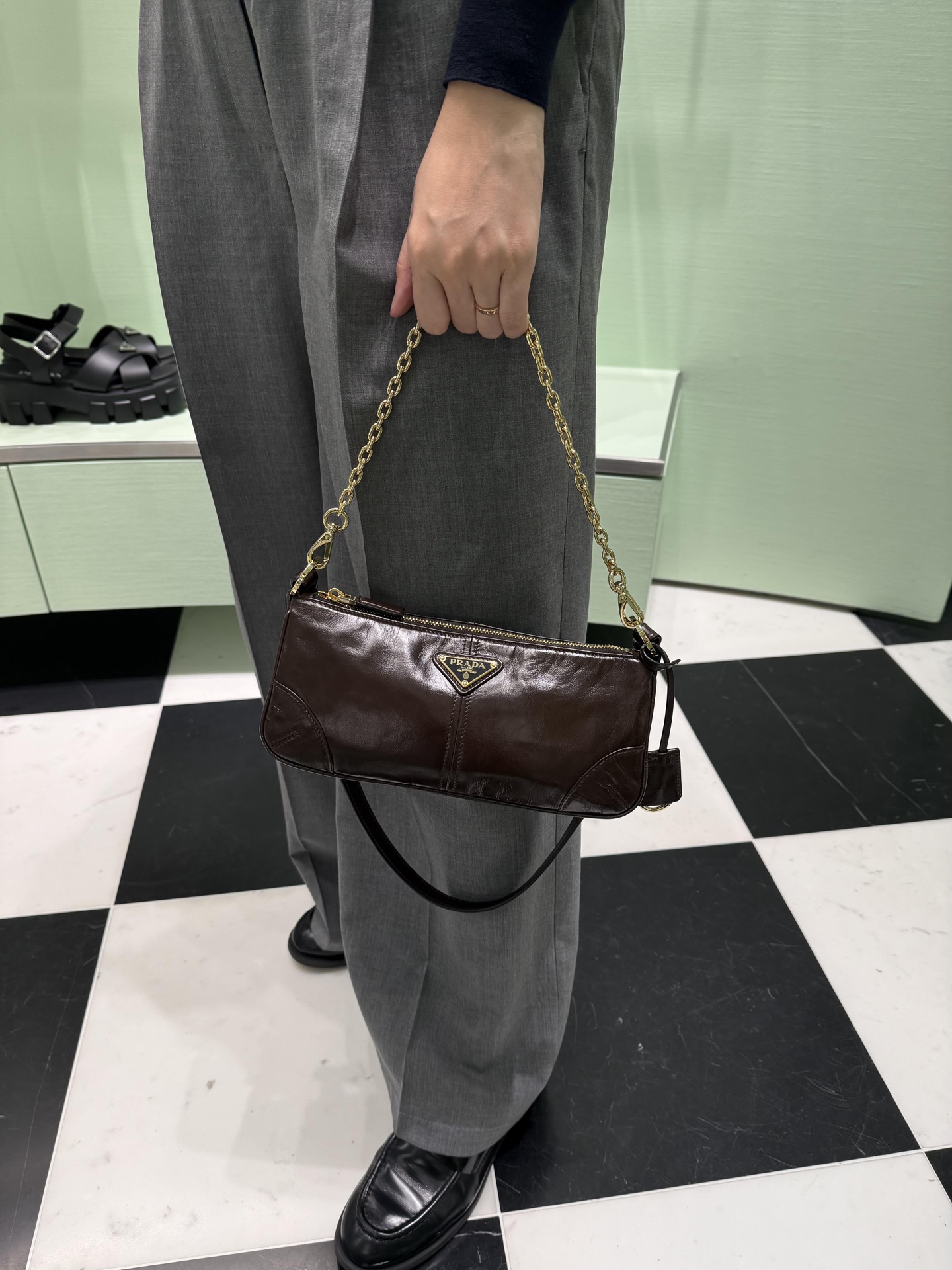 NO:388888,Deep coffee upper body picture, Prada [top original list], prada19860909深咖啡上身图,普拉达【顶级原单】,prada,Bag