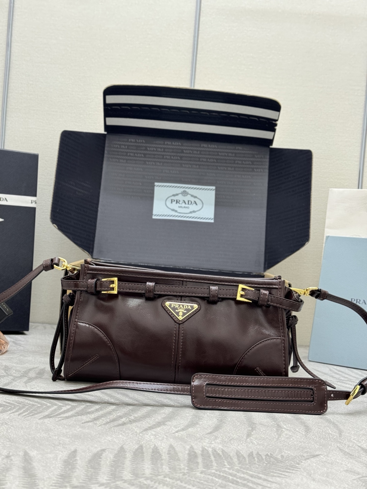 NO:388912,.New Lux Soft Oil Waffle Leather 1BH215 Diagonal Span Bag Deep Coffee This crossbody bag uses imported oil Waffle Leather, with a classical touch, and is equipped with a long removable and adjustable shoulder strap, which is convenient for shoulder and oblique strap. It has a very large capacity and is very easy to use. It is definitely a must-have for the current business masters. Take this retro style diagonal strap home!  Length 26x height 14x bottom 12cm, Prada [top original list], prada, satchels, crossbody bags19860909.新款Lux Soft油腊皮1BH215斜跨包深咖啡 这款斜挎包采用进口油腊皮,油亮的色泽散发出古典气息,配有一条可拆卸调节的长肩带,方便肩背和斜跨,容量空间非常大,巨巨好用,绝对是时商达人们的必备款,赶紧把这款复古格调斜跨包带回家吧！长26x高14x底12cm,普拉达【顶级原单】,prada,satchels,crossbody bags,Bag