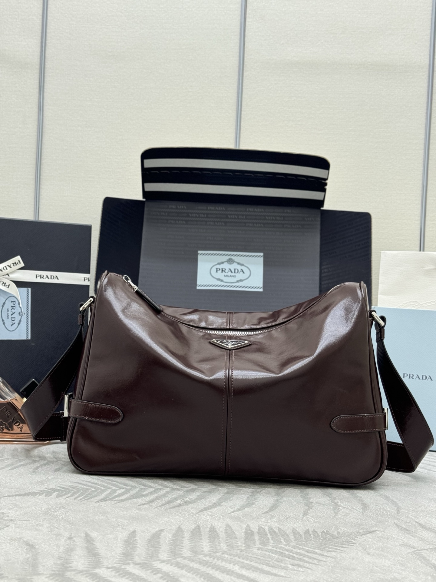 NO:388885,.New Oil Waffle Leather 2VH187 Postman Bag Deep Coffee This shoulder bag is carefully crafted from soft and shiny oil Waffle Leather. The smooth and simple silhouette is matched with exquisite details, decorated with a unique triangle logo, fashionable and versatile. Adjustable leather shoulder straps are another permanently outdated hot and handsome guys, hurry up and buy it. Long 35x high 22x bottom 12cm, Prada [top original list], prada, shoulder bags19860909.新款油腊皮2VH187邮差包深咖啡 这款单肩包选用柔软而富有光泽的油腊皮革精心制作,流畅简约的廓形搭配精致细节,饰以独特的三角形徽标,时尚百搭.可调式皮革肩带,又是一款永久不过时爆款帅哥们,赶紧入手吧 长35x高22x底12cm,普拉达【顶级原单】,prada,shoulder bags,Bag