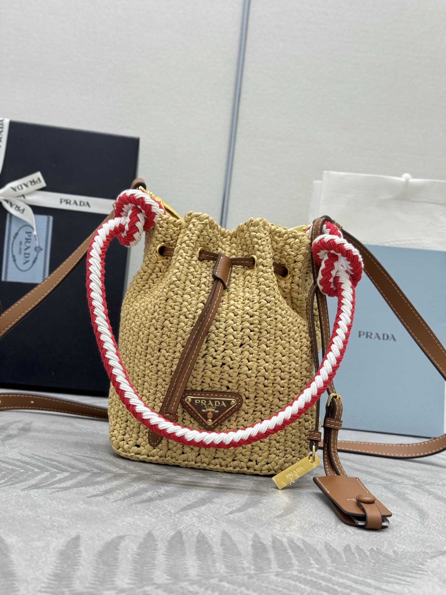 NO:388896,New straw woven bucket bag New 1BE068 red and white cotton rope handle, awakening a strong summer style. This pure hand-woven bucket bag is designed with 2 long/short shoulder straps, which can be used alternately, drawstring opening and closing, complex handmade looks particularly atmospheric/fashionable, large capacity and space, excellent upper body effect, 100% return rate, must-have in summer, hurry up and buy it. Size: 15.5x high 19.5x bottom 10cm, Prada [top original list], prada, espadrilles19860909新款草编水桶包新款1BE068红白相间棉质绳索手提柄,唤醒浓浓夏日风情 这款纯手工编织水桶包设计太棒了配有长/短2条肩带,可交替使用,抽绳开合,复杂手工显得格外大气/时尚,容量空间大,上身效果非常棒,回头率百分之百夏天必备赶紧入手吧 尺寸:长15.5x高19.5x底10cm,普拉达【顶级原单】,prada,espadrilles,Bag