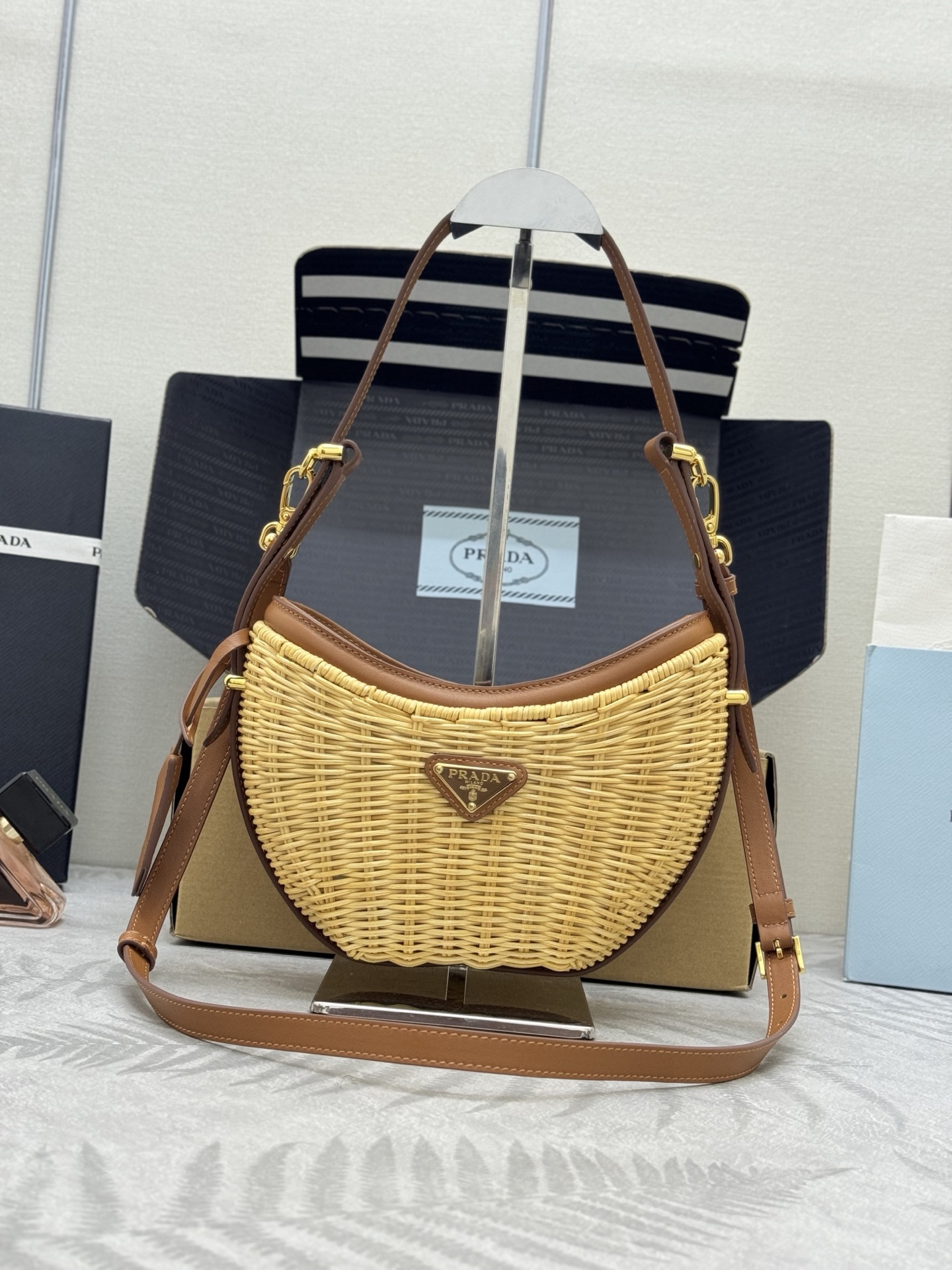 NO:390017,.Bamboo woven crescent bag 1BC202 This new woven bag features a half-moon silhouette with curved charm. The woven fabric is made of cowhide, giving it a sense of structure and uniqueness, and is paired with the iconic triangular logo. Reinterpreted with a more refined design, full of summer mood, removable keychain, cleverly adding handle shoulder straps and removable cowhide shoulder straps, hurry up and buy them Size: 22.5cm long * 18.5cm * 6cm wide, Prada [top original list], prada, keychain, cowhide19860909.竹编新月包1BC202 这款新款编织包,以富有曲线魅力的半月廓形为特色,梭织面料拼牛皮,赋予其结构感和独特性,搭配标志性的三角形徽标.以更为精致的设计重新演绎,充满夏日情调,可拆卸钥匙扣,巧妙加入手柄肩带和可拆卸牛皮肩带,赶紧入手吧 尺寸:长22.5cm*高18.5cm*宽6cm,普拉达【顶级原单】,prada,keychain,cowhide,Bag