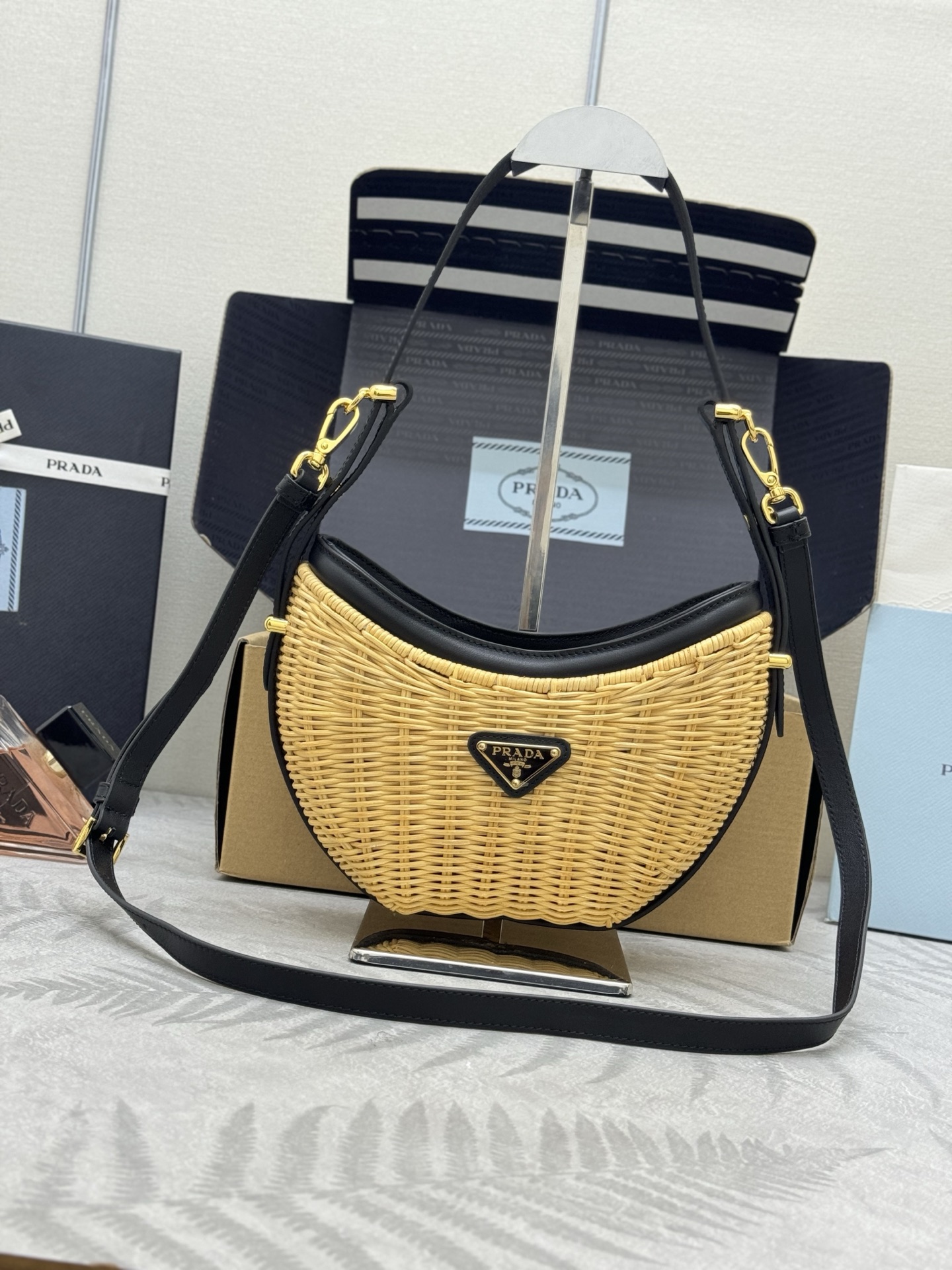 NO:389985,.Bamboo woven crescent bag 1BC202 This new woven bag features a half-moon silhouette with curved charm. The woven fabric is made of cowhide, giving it a sense of structure and uniqueness, and is paired with the iconic triangular logo. Reinterpreted with a more refined design, full of summer mood, removable keychain, cleverly adding handle shoulder straps and removable cowhide shoulder straps, hurry up and buy them Size: 22.5cm long * 18.5cm * 6cm wide, Prada [top original list], prada, keychain, cowhide19860909.竹编新月包1BC202 这款新款编织包,以富有曲线魅力的半月廓形为特色,梭织面料拼牛皮,赋予其结构感和独特性,搭配标志性的三角形徽标.以更为精致的设计重新演绎,充满夏日情调,可拆卸钥匙扣,巧妙加入手柄肩带和可拆卸牛皮肩带,赶紧入手吧 尺寸:长22.5cm*高18.5cm*宽6cm,普拉达【顶级原单】,prada,keychain,cowhide,Bag