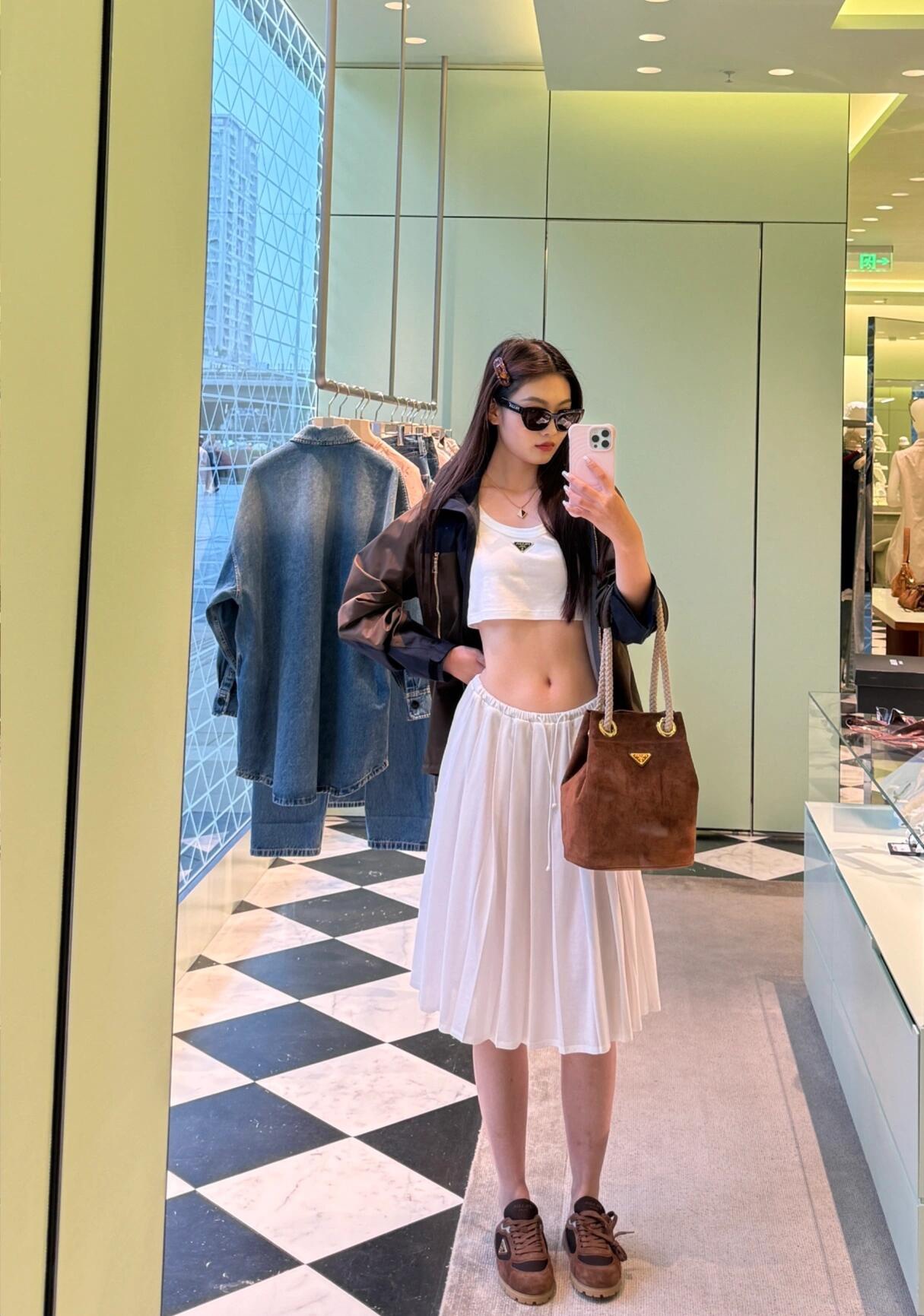 NO:390064,Frosted brown model pictures, Prada [top original list], prada19860909磨砂棕模特图,普拉达【顶级原单】,prada,Bag