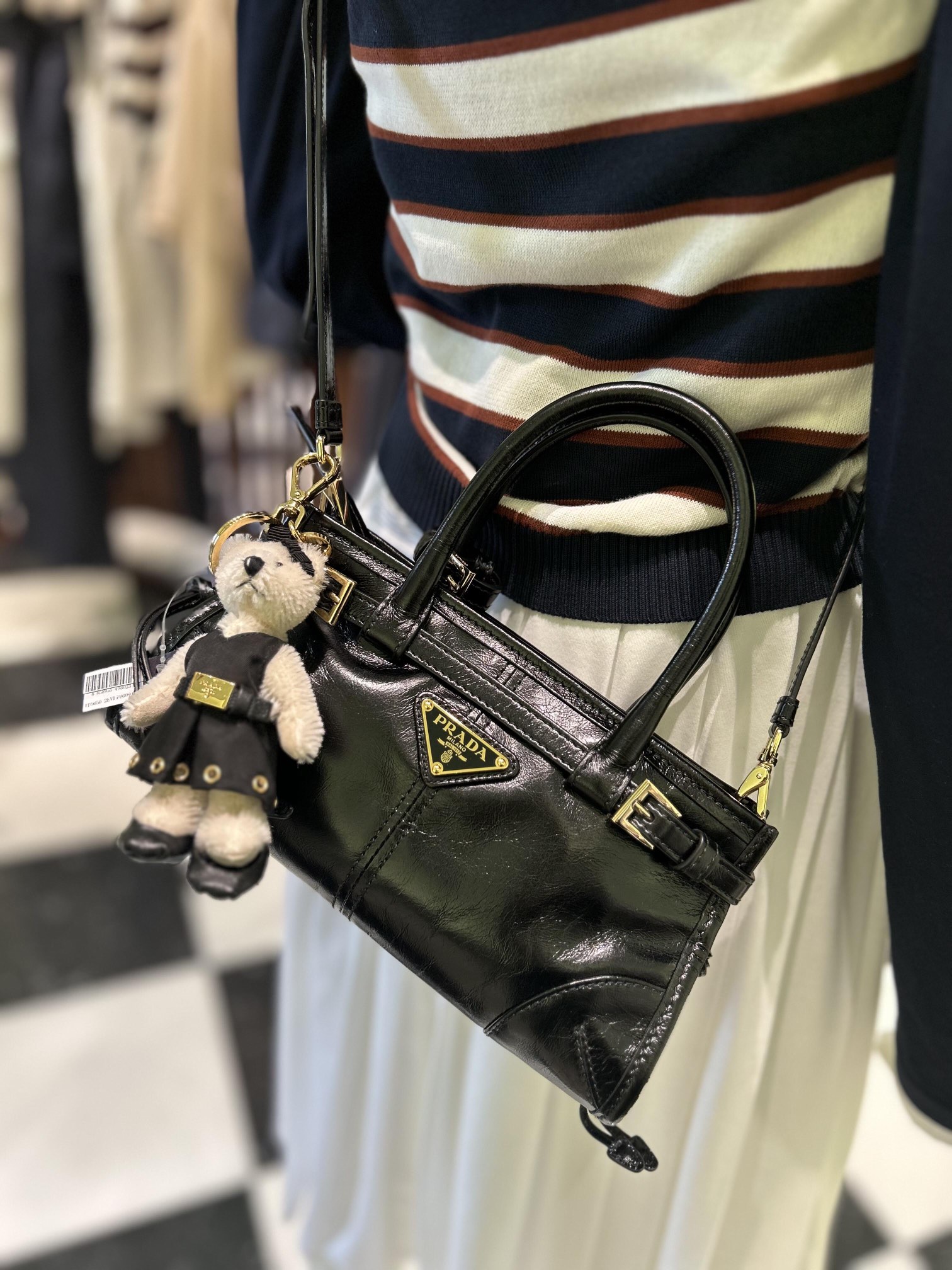 NO:390135,Mini Bonnie black model picture, Prada [top original list], prada19860909Mini Bonnie黑色模特图,普拉达【顶级原单】,prada,Bag
